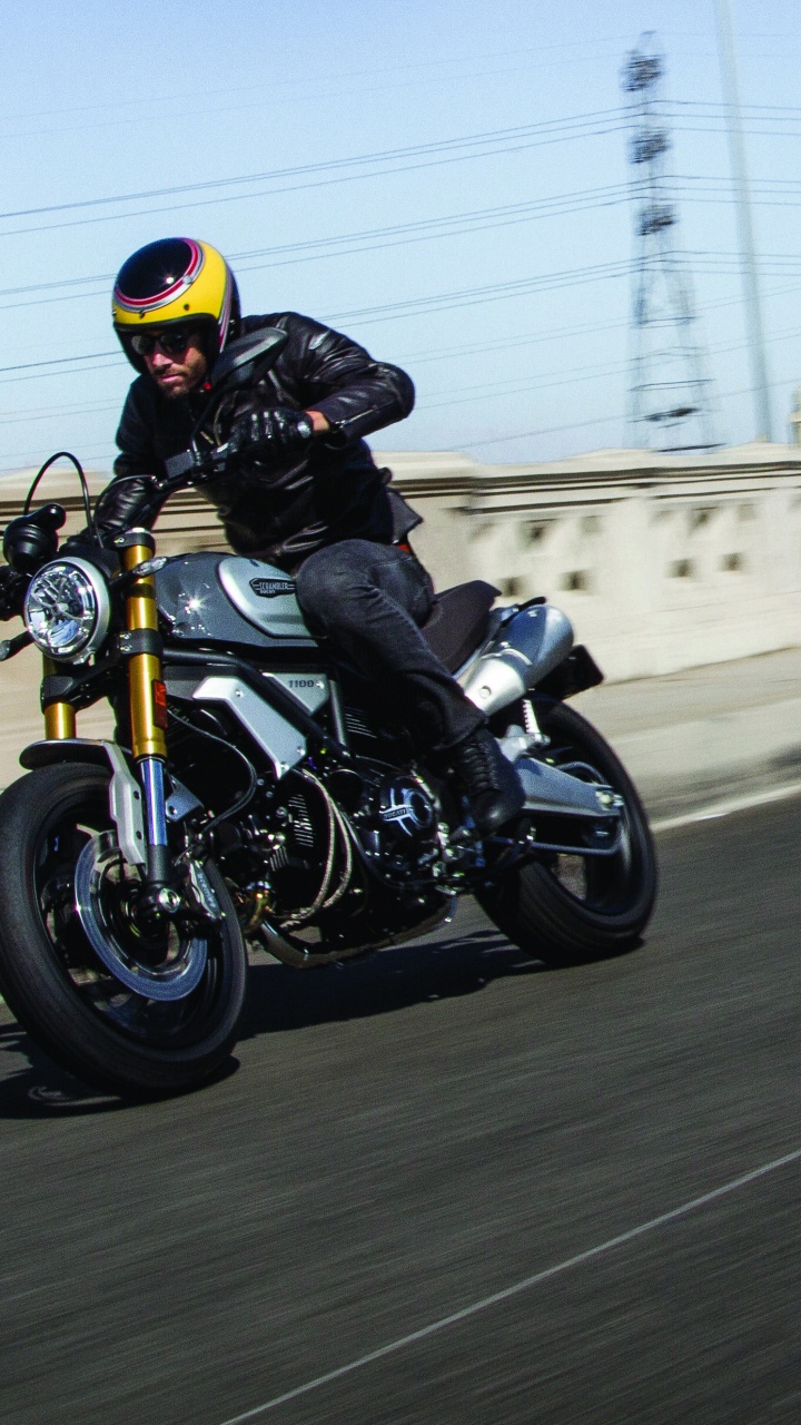 Обои скремблер, ducati, ипподром, мотоцикл, мотоспорт в разрешении 720x1280