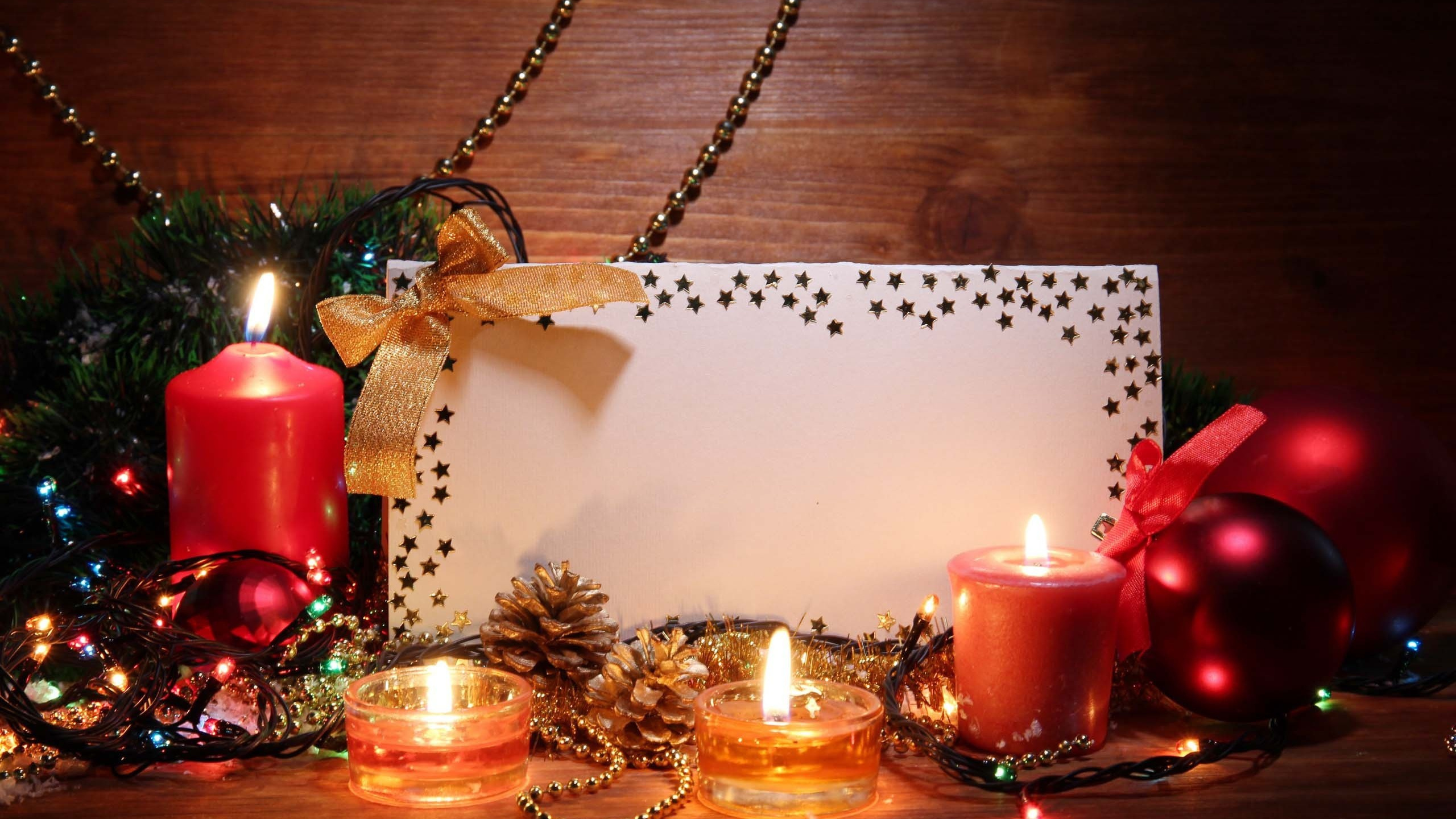 Обои Рождественский день, Рождественские украшения, праздник, освещение, Рождество в разрешении 2560x1440