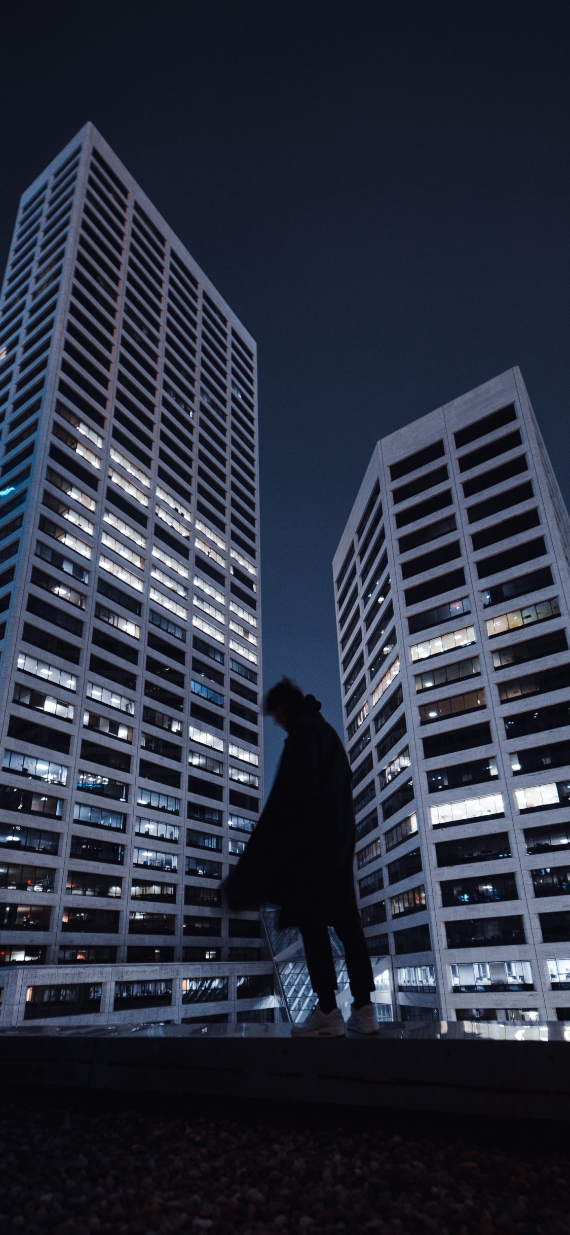 Обои черный, архитектура, башня, городской район, ночь в разрешении 1125x2436