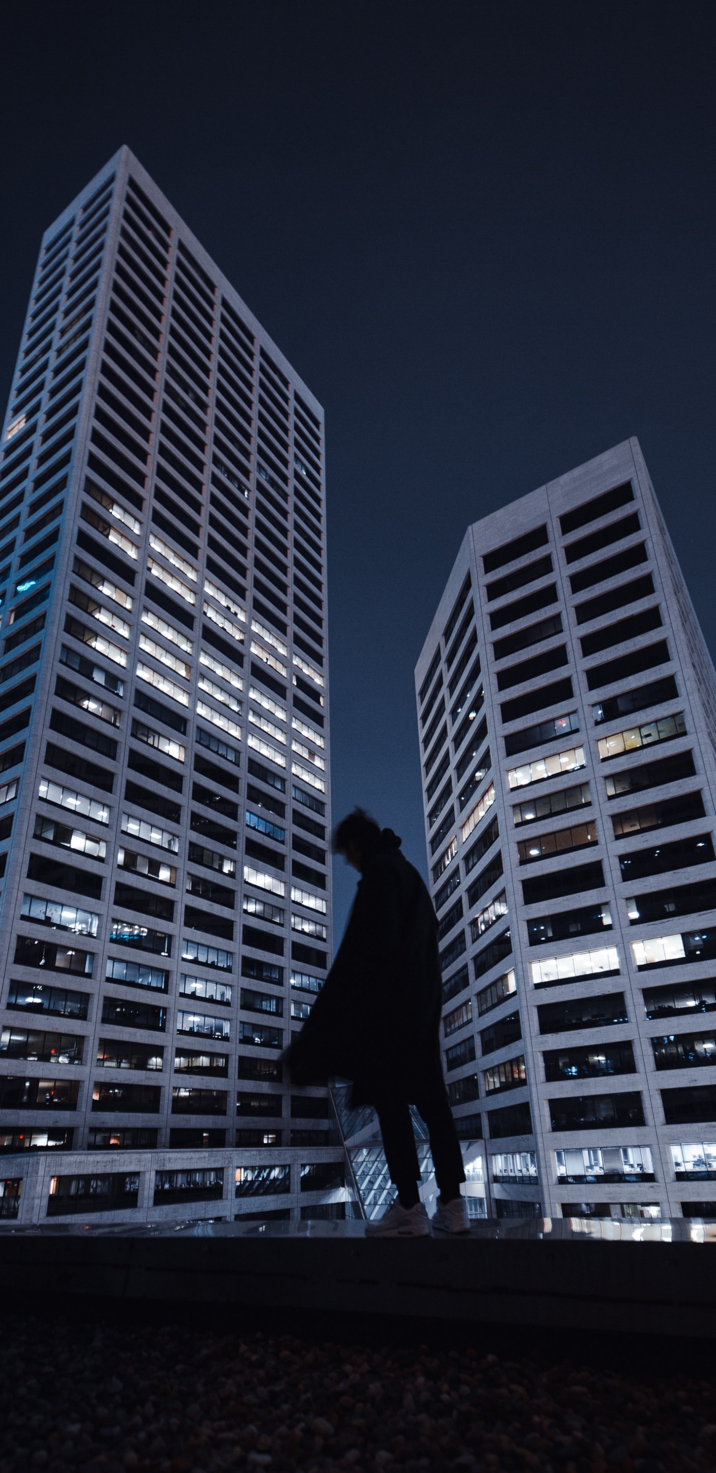 Обои черный, архитектура, башня, городской район, ночь в разрешении 1440x2960