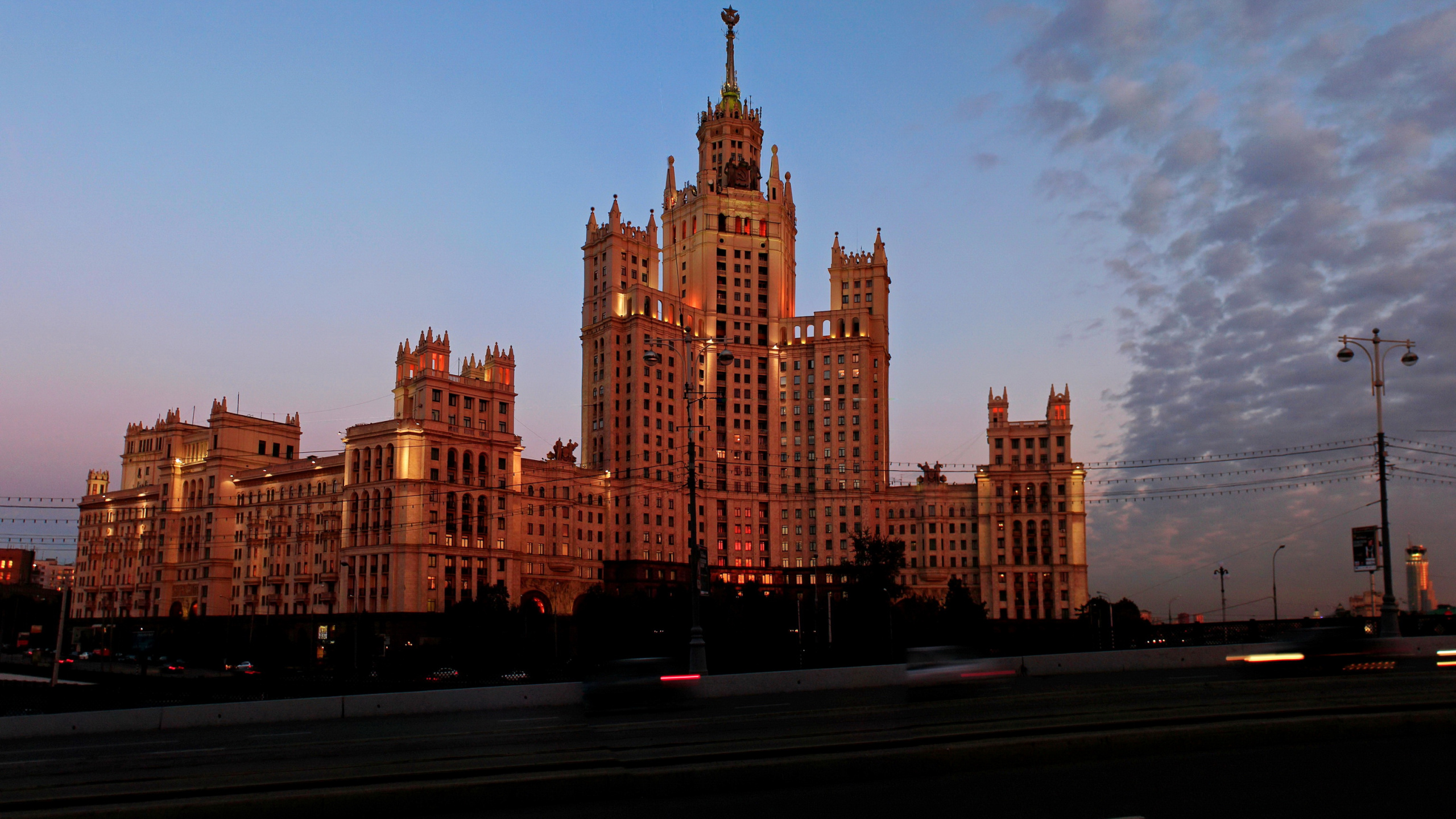 Обои Москва, здание, небоскреб, горизонт, город в разрешении 2560x1440