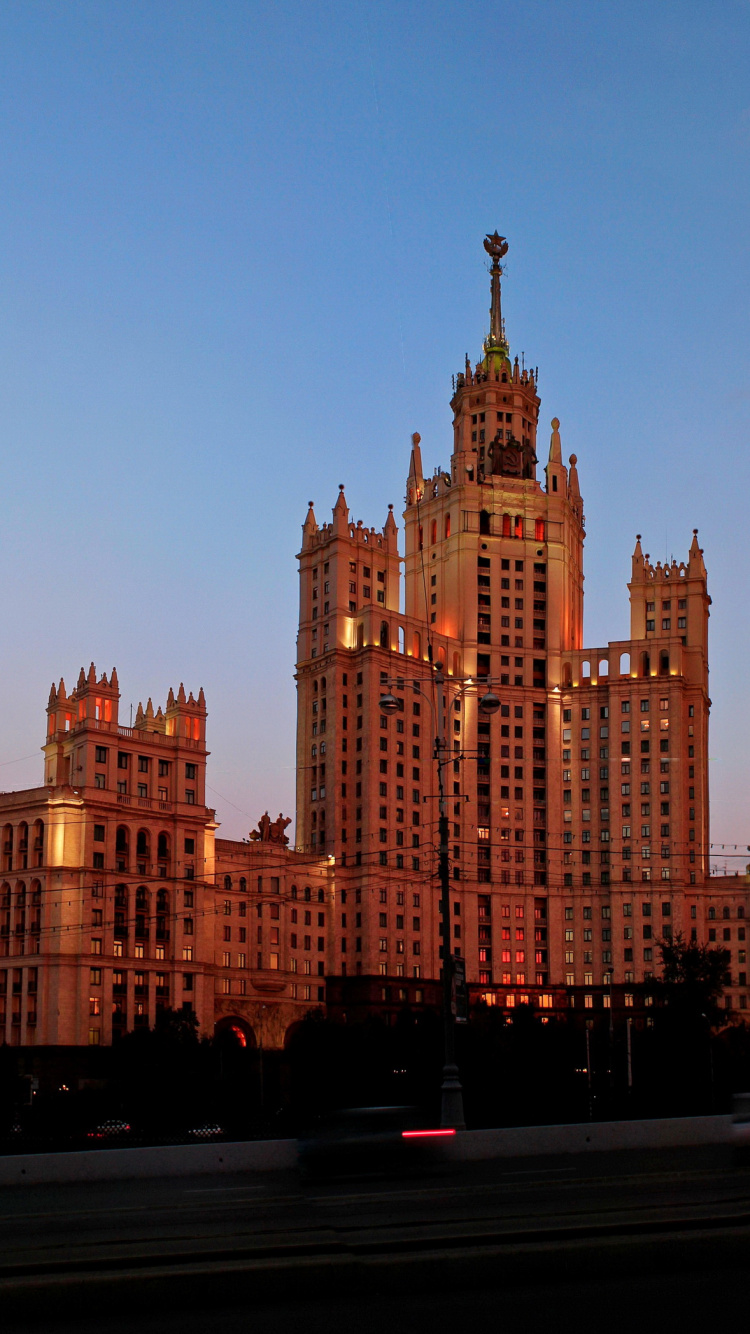 Обои Москва, здание, небоскреб, горизонт, город в разрешении 750x1334