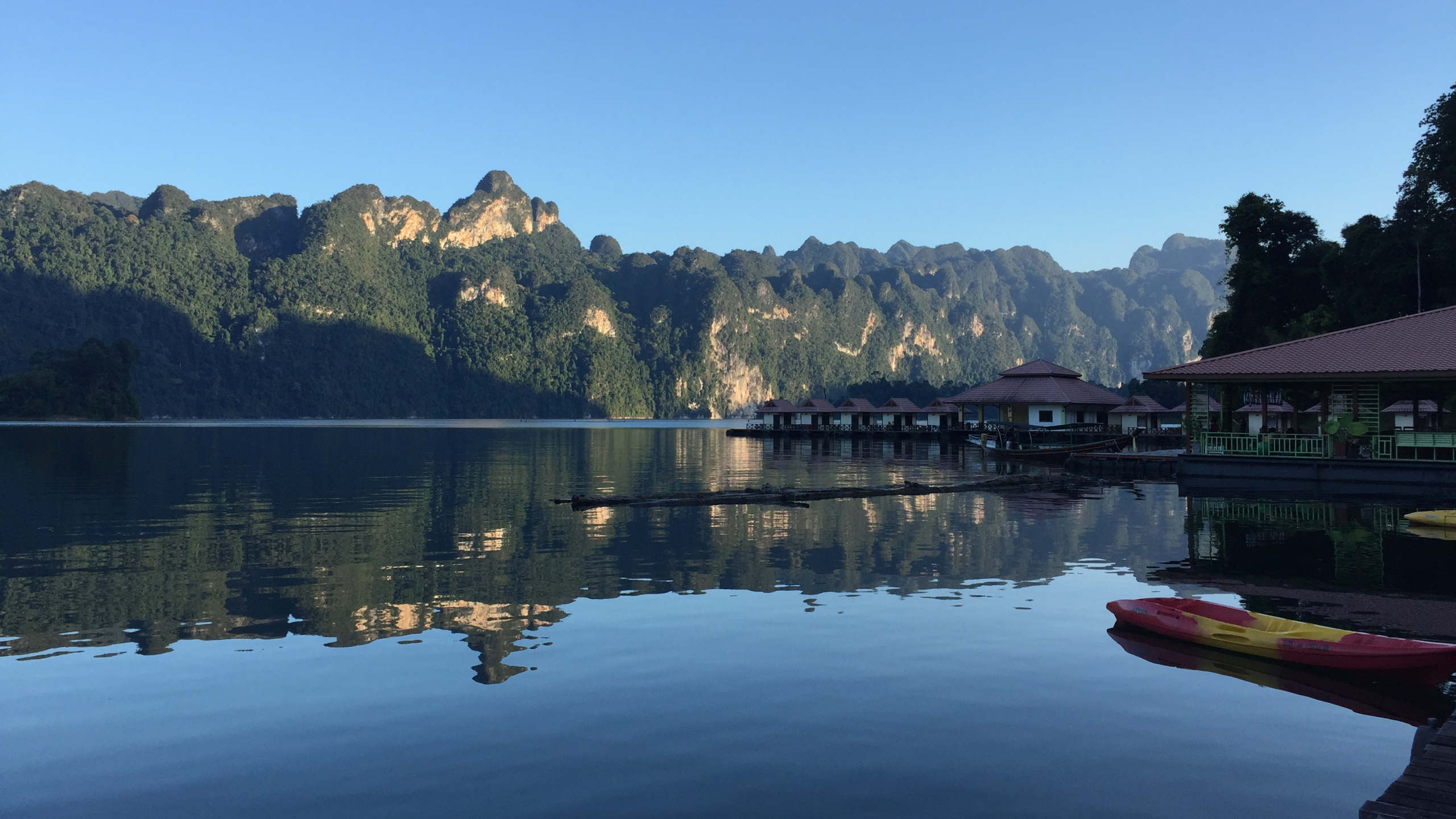 Обои отражение, водоем, гидроресурсы, природный ландшафт, водный путь в разрешении 2560x1440