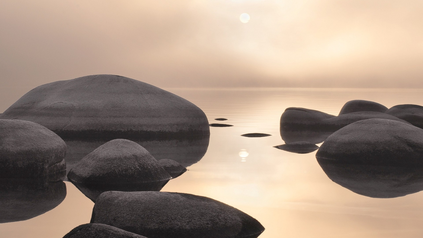 Обои Операционная система, рок, отражение, вода, море в разрешении 1366x768