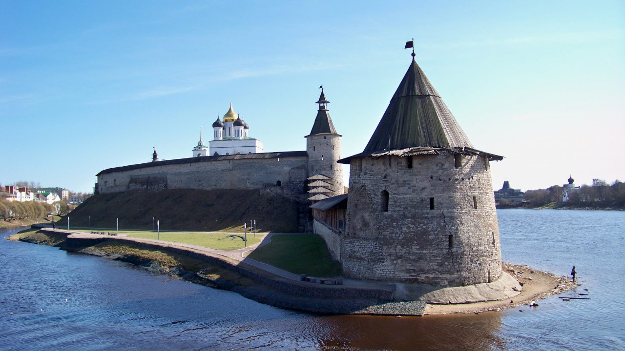 Обои Псковский кремль, замок, средневековая архитектура, ров, водный путь в разрешении 1280x720
