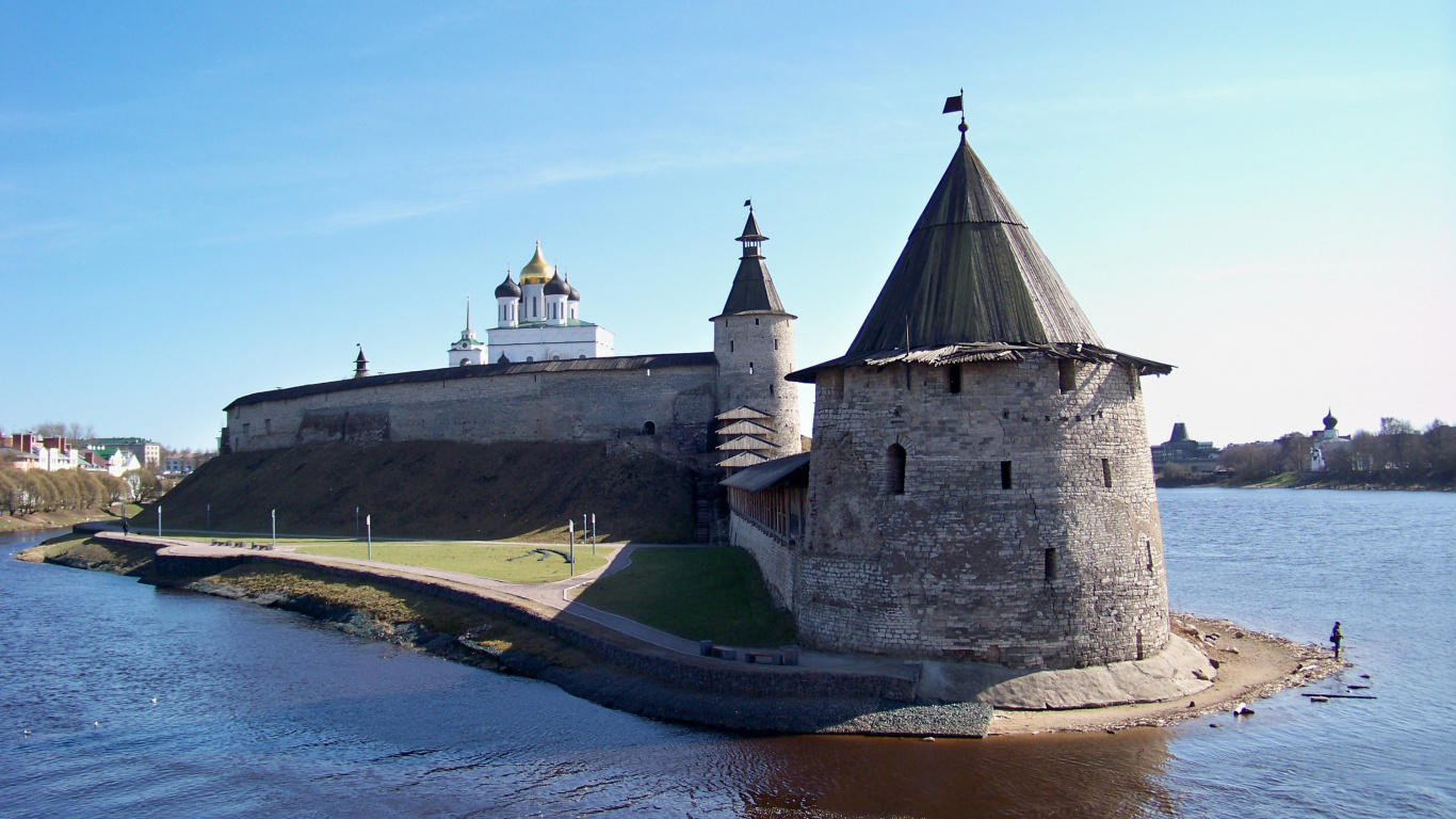 Обои Псковский кремль, замок, средневековая архитектура, ров, водный путь в разрешении 1366x768