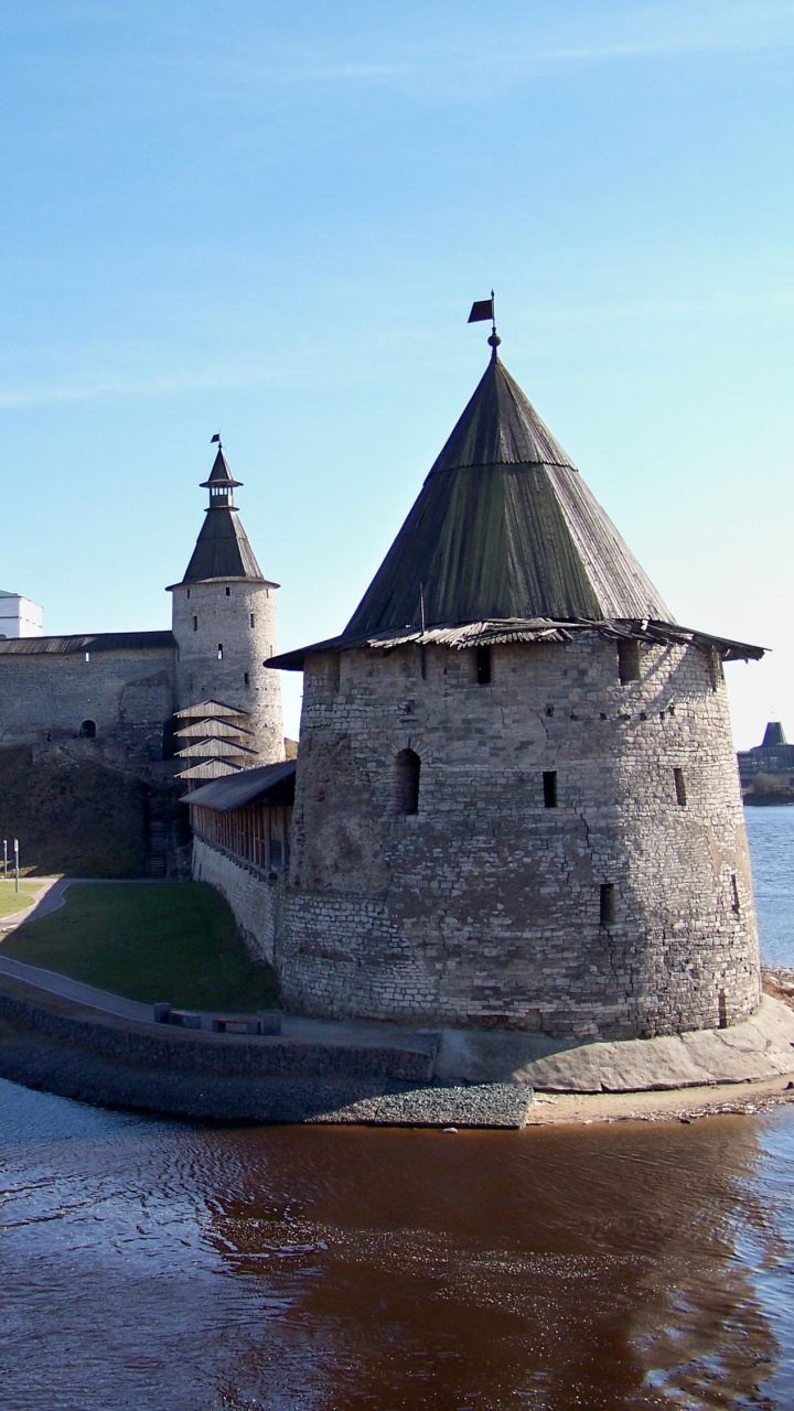 Обои Псковский кремль, замок, средневековая архитектура, ров, водный путь в разрешении 720x1280