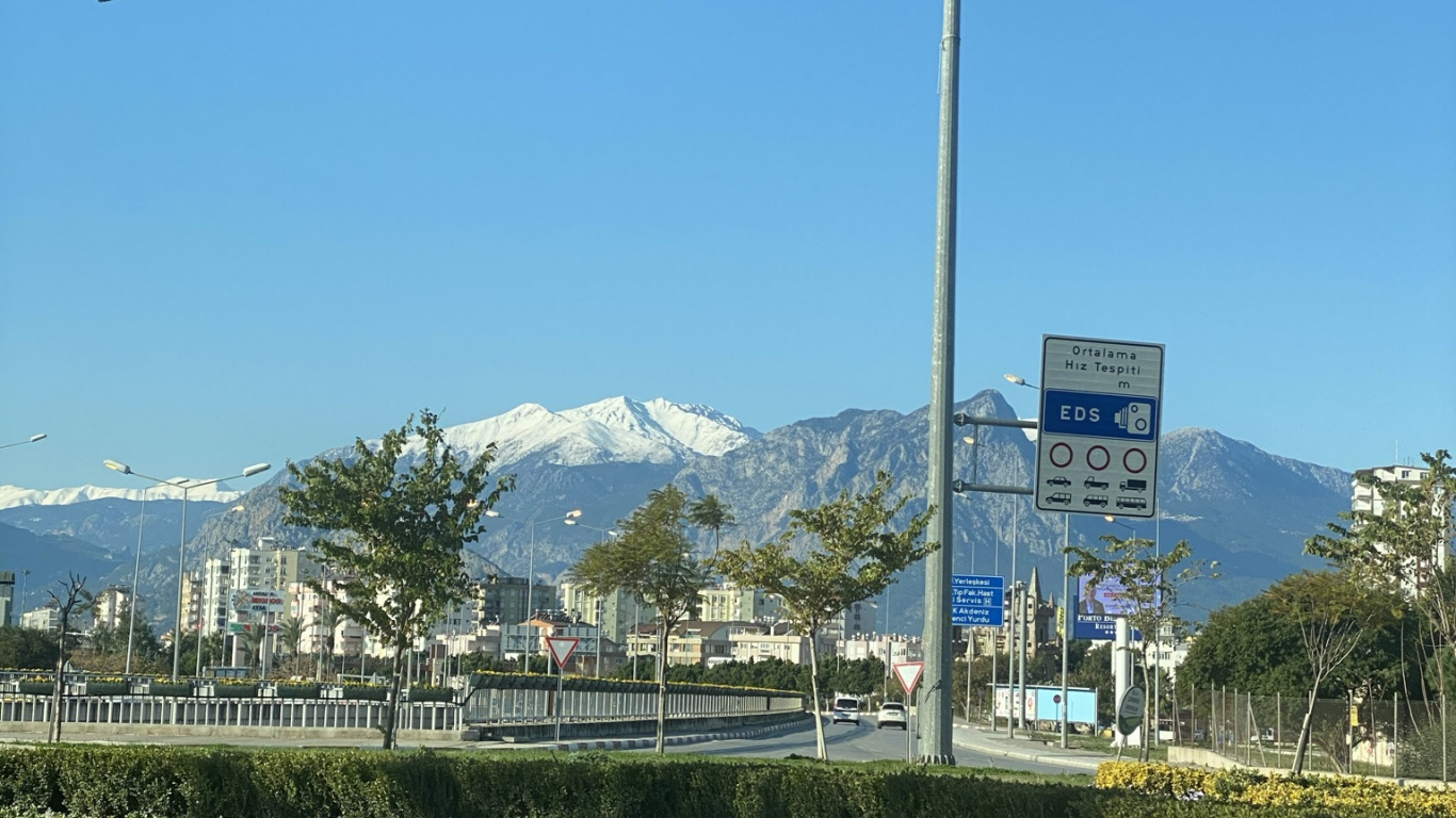 Обои уличный фонарь, осветительная арматура, растение, дневное время, гора в разрешении 1366x768