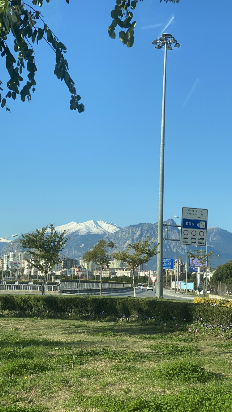 Обои уличный фонарь, осветительная арматура, растение, дневное время, гора в разрешении 750x1334