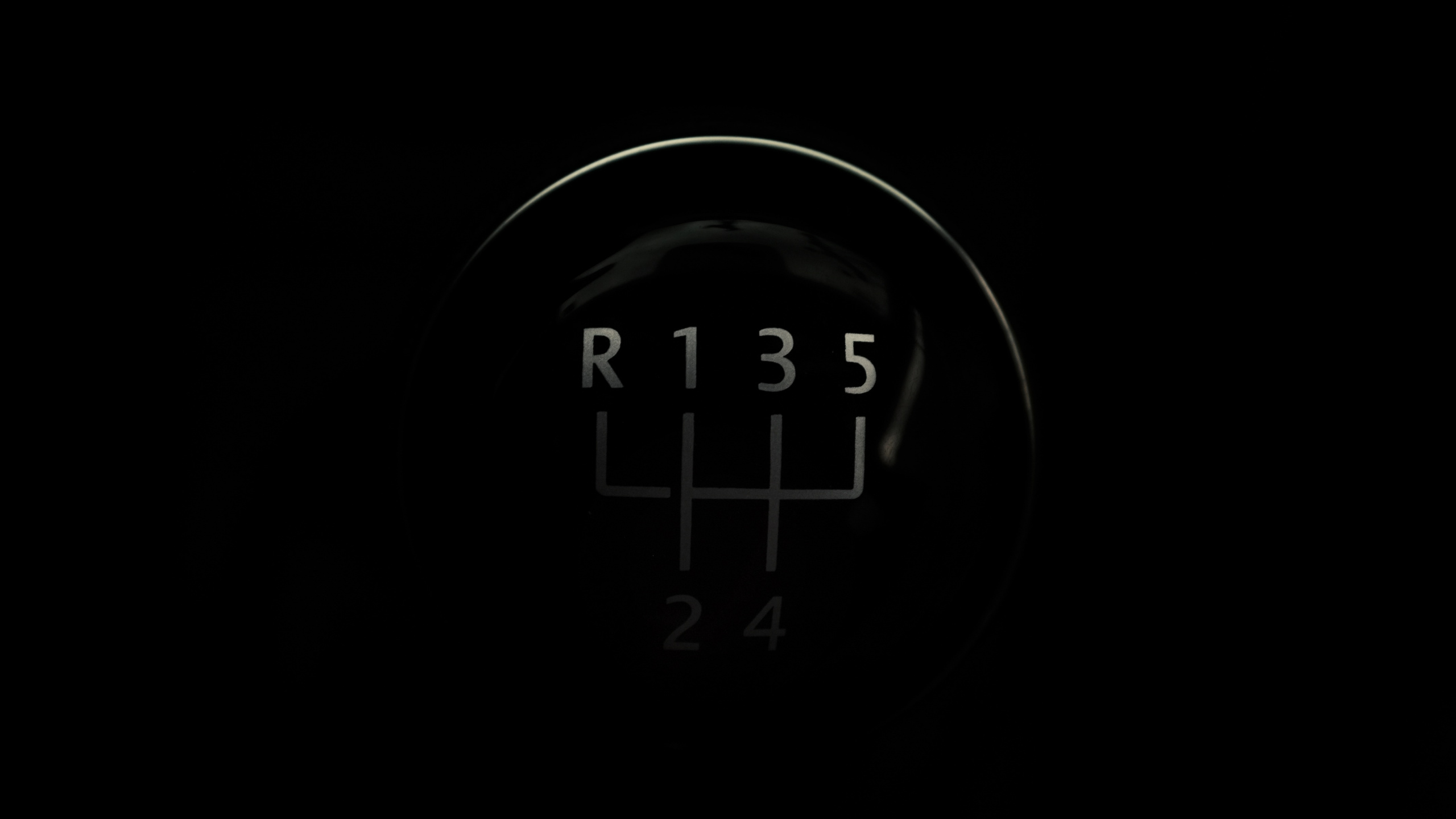 Обои черный, белые, темнота, текст, лого в разрешении 2560x1440