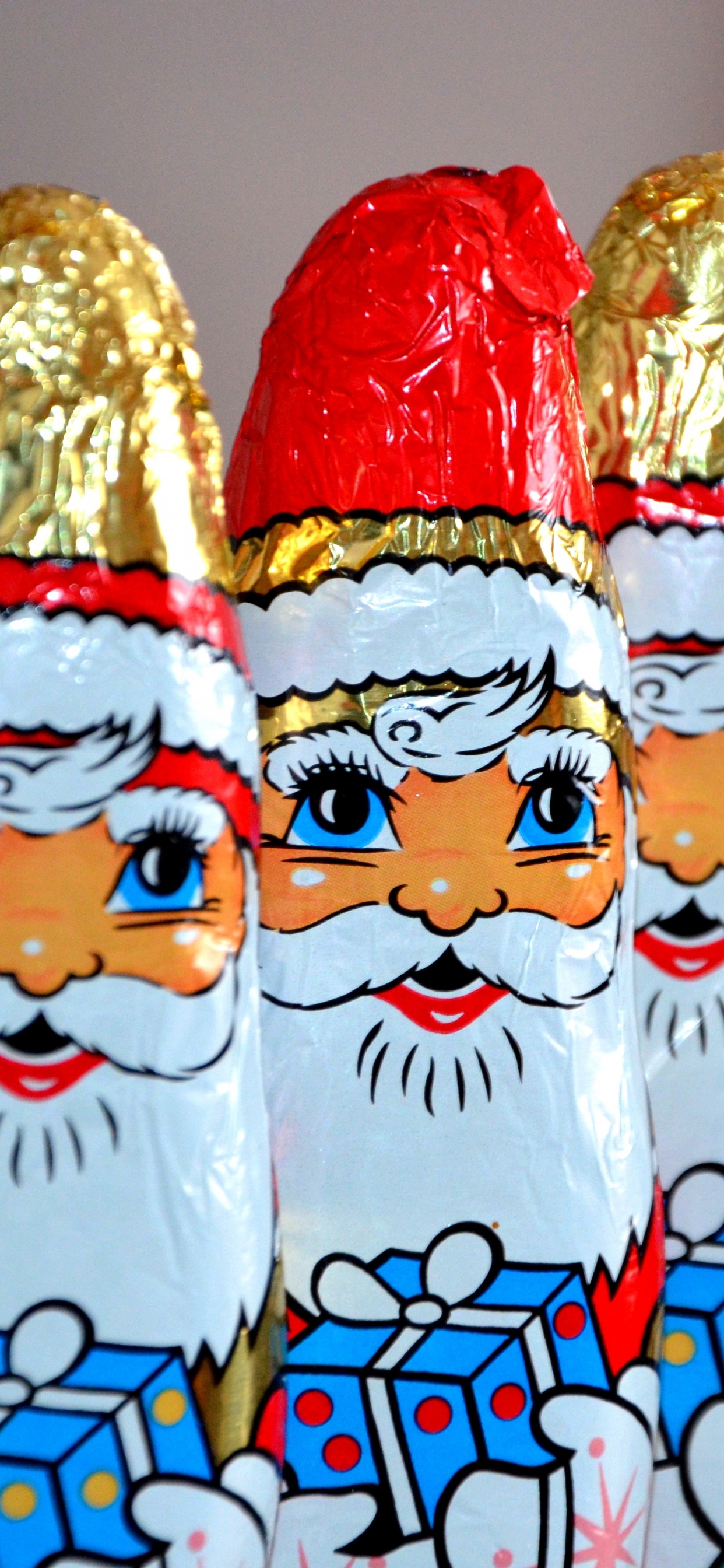 Обои шоколад, Санта-Клаус, конфета, украшение газона, статуя в разрешении 1242x2688