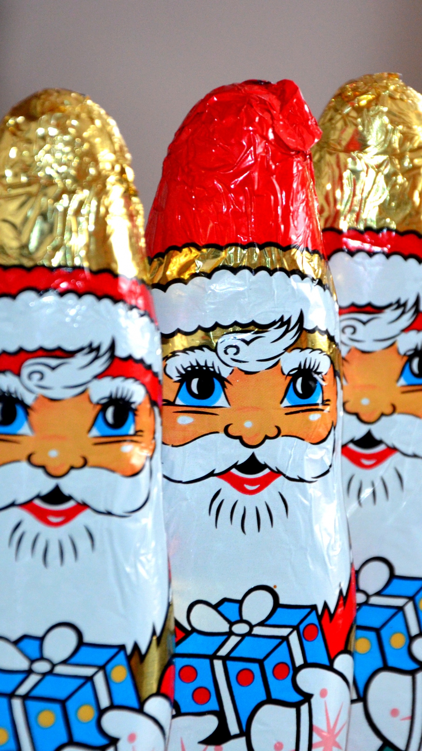 Обои шоколад, Санта-Клаус, конфета, украшение газона, статуя в разрешении 1440x2560