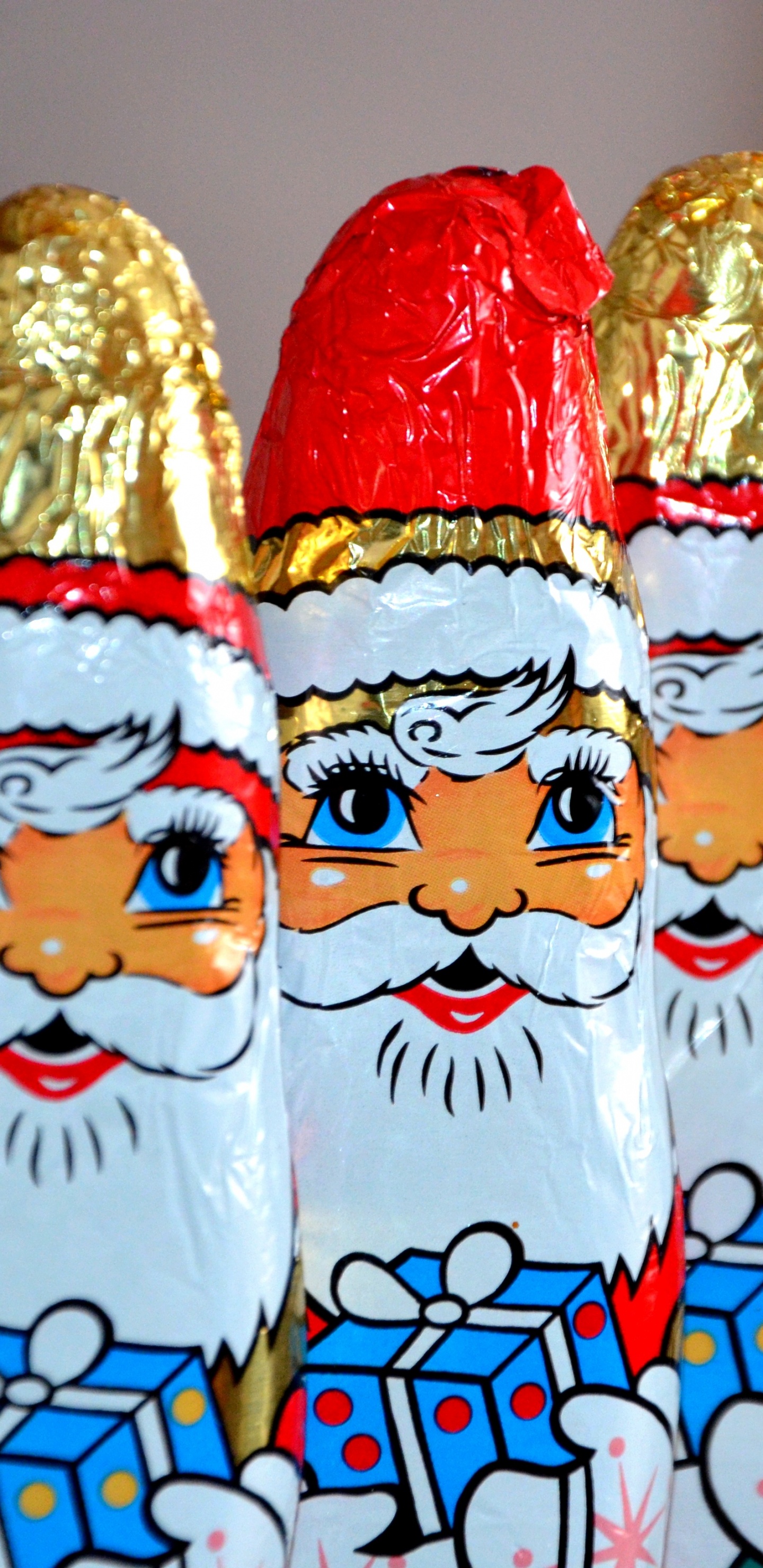 Обои шоколад, Санта-Клаус, конфета, украшение газона, статуя в разрешении 1440x2960