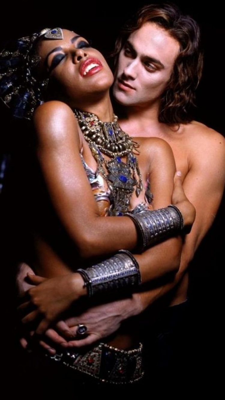 Обои вампир, рука, модель, Деревня Roadshow Фотографии, девушка в разрешении 750x1334