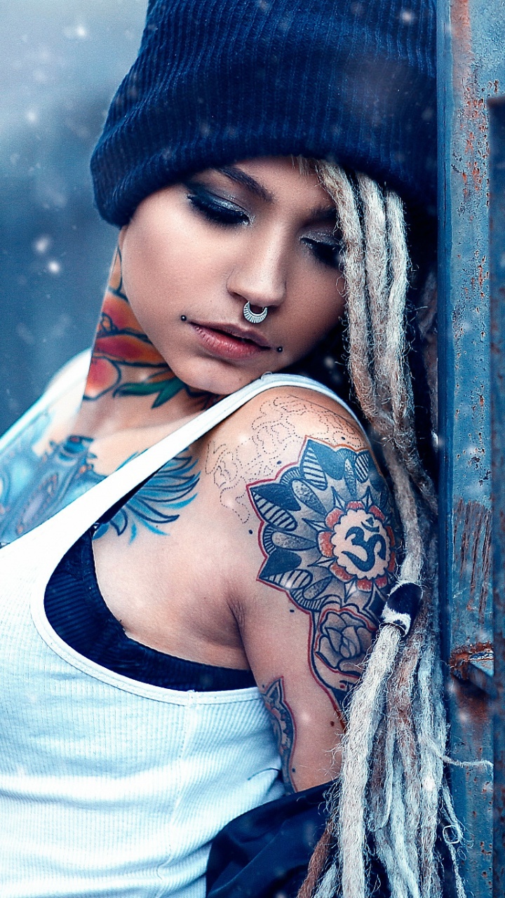 Обои волосы, синий, тату, красота, прохлада в разрешении 720x1280
