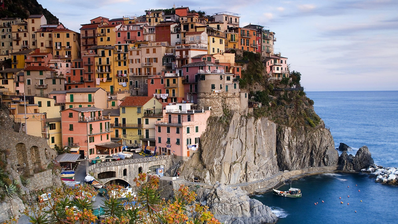 Обои побережье, море, городок, обрыв, мыс в разрешении 1280x720