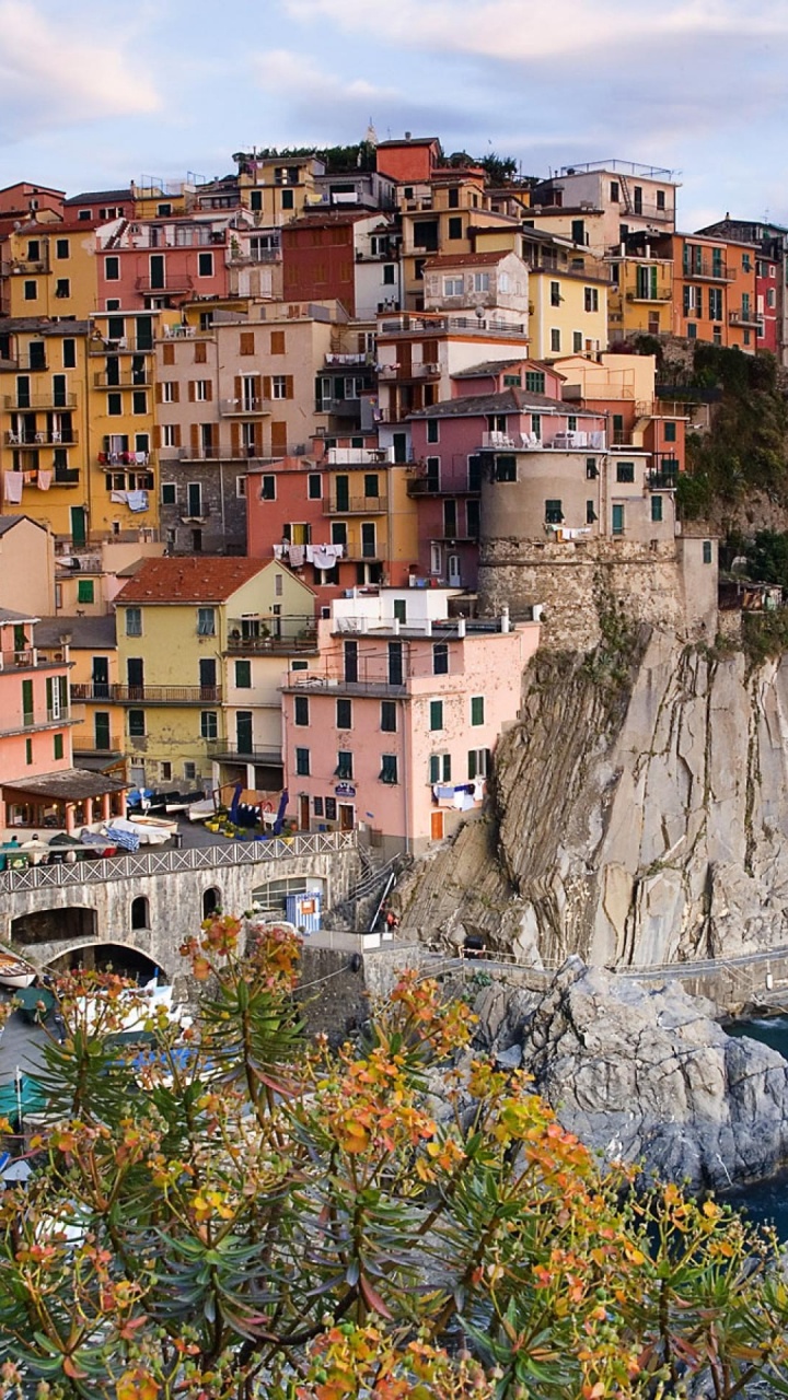 Обои побережье, море, городок, обрыв, мыс в разрешении 720x1280