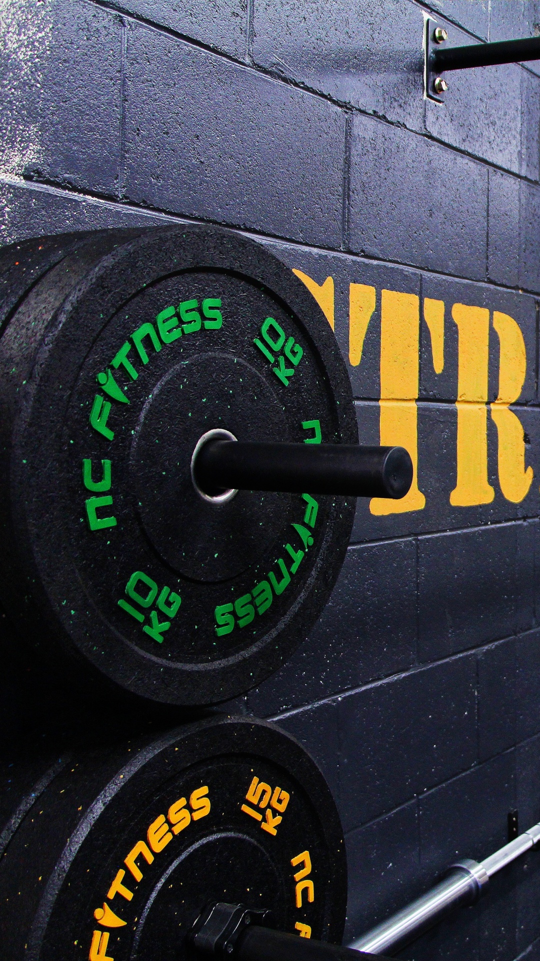 Обои фитнесс центр, силовые тренировки, упражнение, Бодибилдинг, шина в разрешении 1080x1920