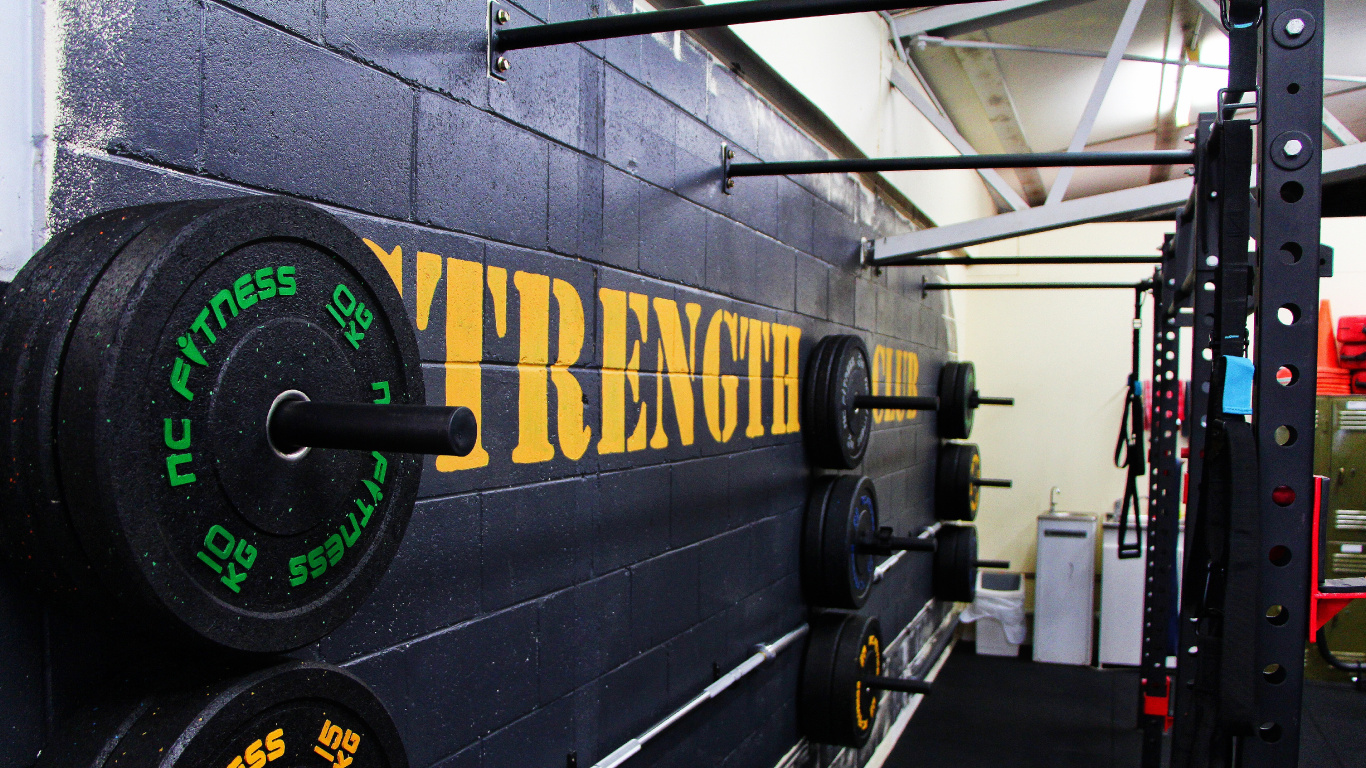 Обои фитнесс центр, силовые тренировки, упражнение, Бодибилдинг, шина в разрешении 1366x768