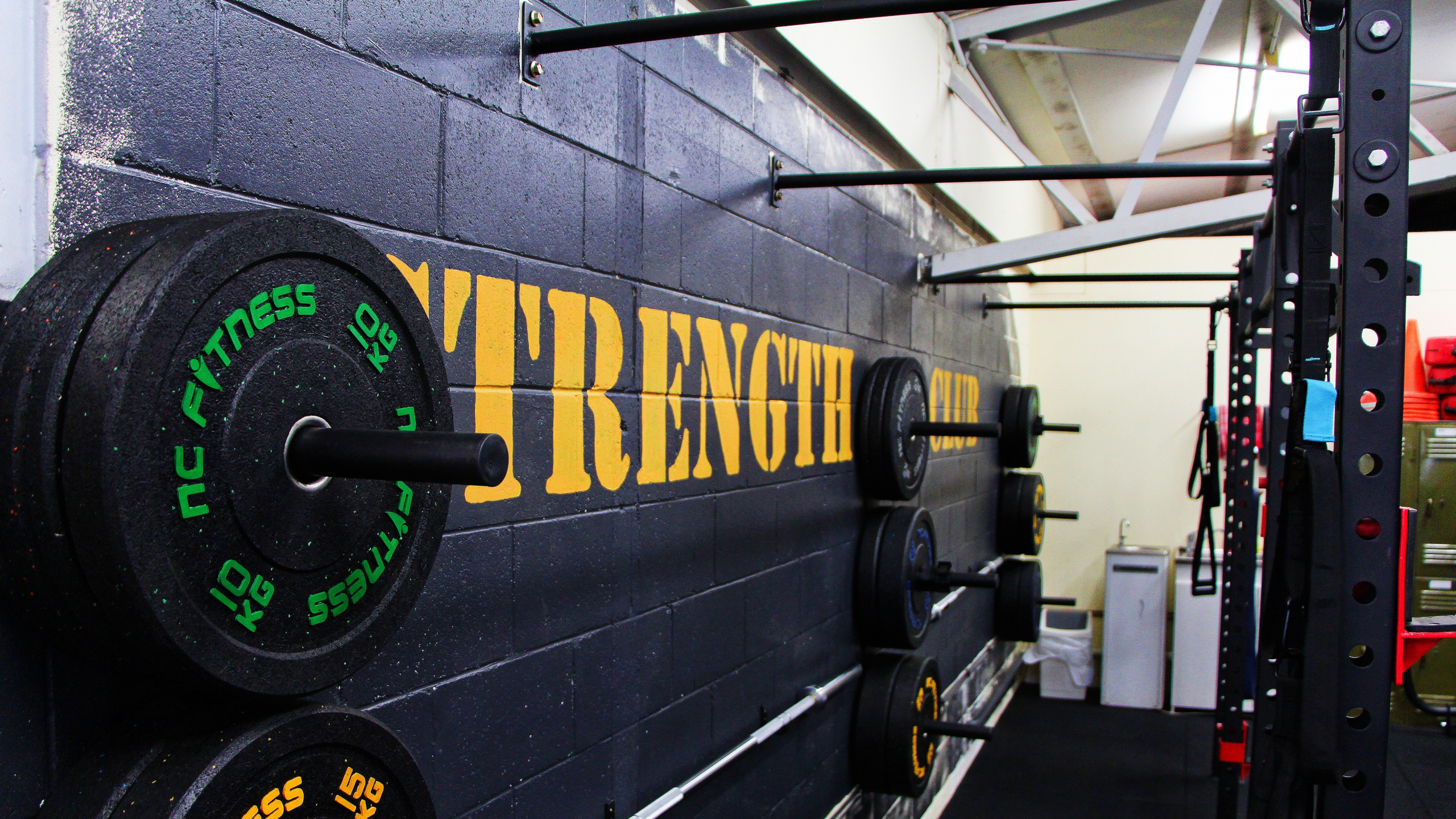 Обои фитнесс центр, силовые тренировки, упражнение, Бодибилдинг, шина в разрешении 2560x1440