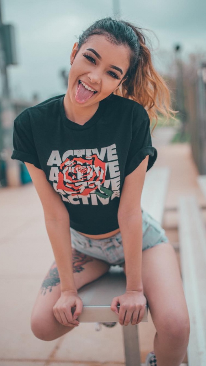 Обои красота, футболка, сустав, кожа, улыбка в разрешении 720x1280