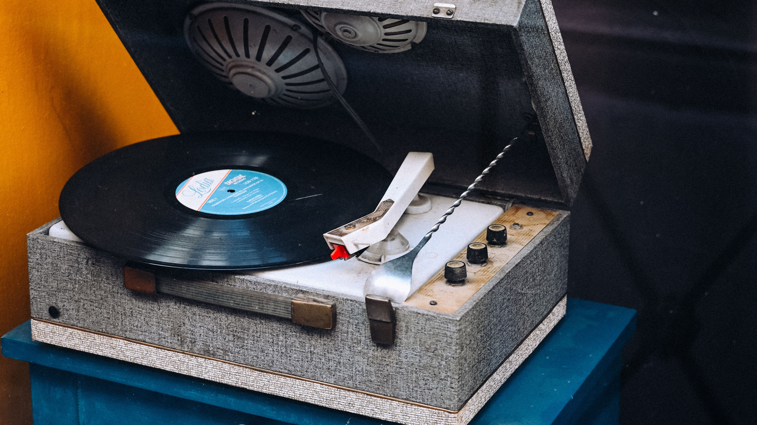 Обои комната, мебель, натюрморт, газ, таблица в разрешении 2560x1440