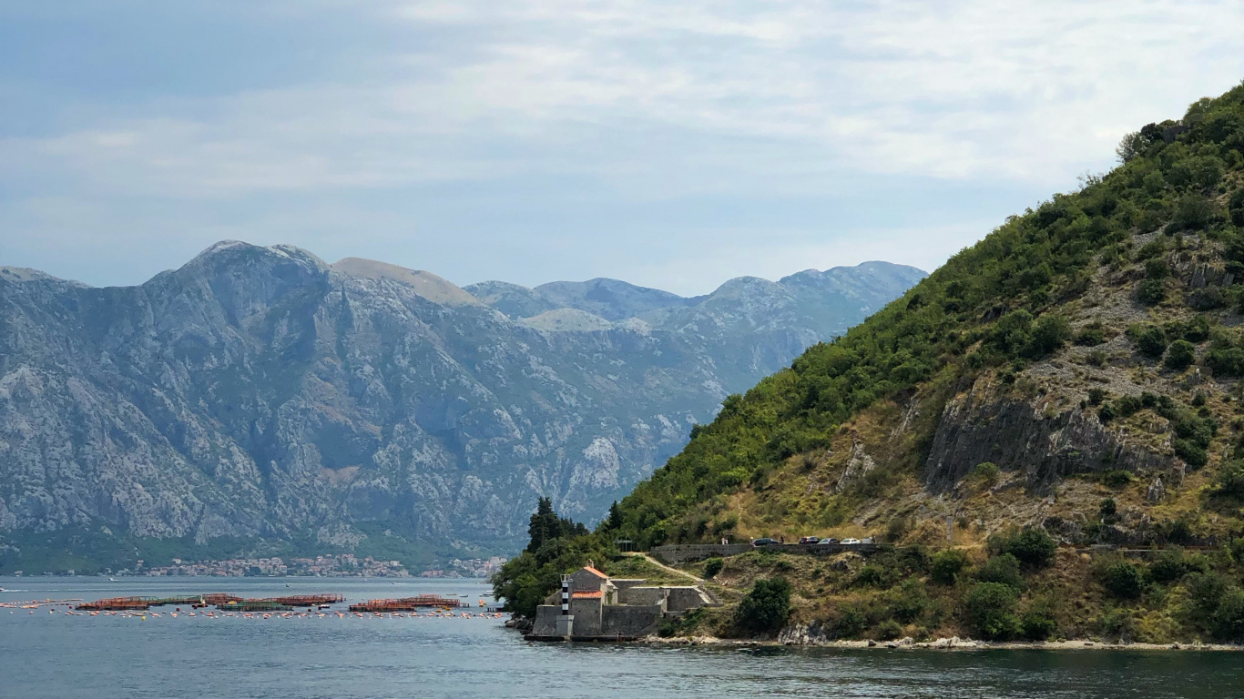 Обои побережье, общественное достояние, лицензия, водоем, горный рельеф в разрешении 1366x768