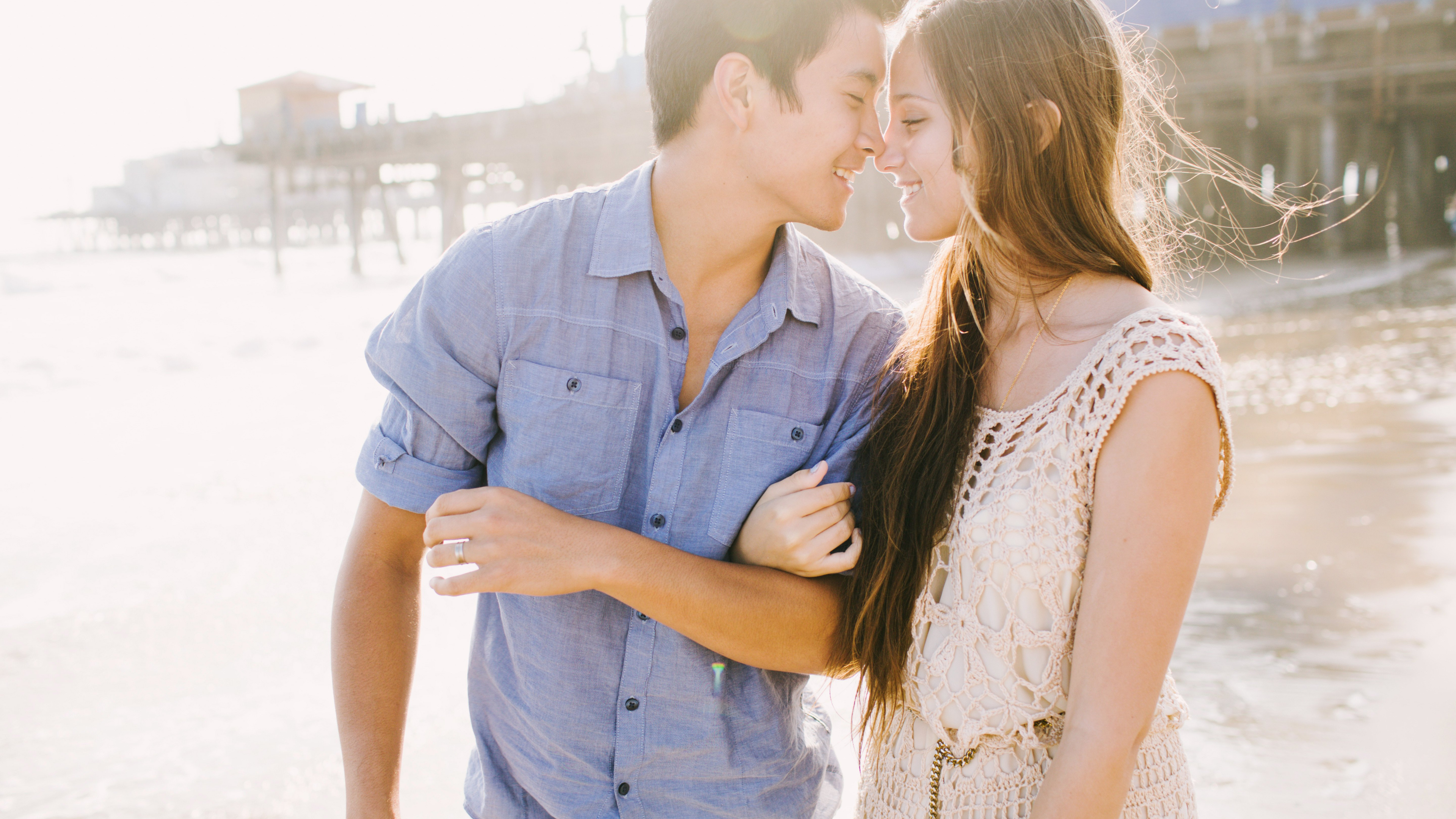 Обои роман, медовый месяц, любовь, желтый, взаимодействие в разрешении 3840x2160