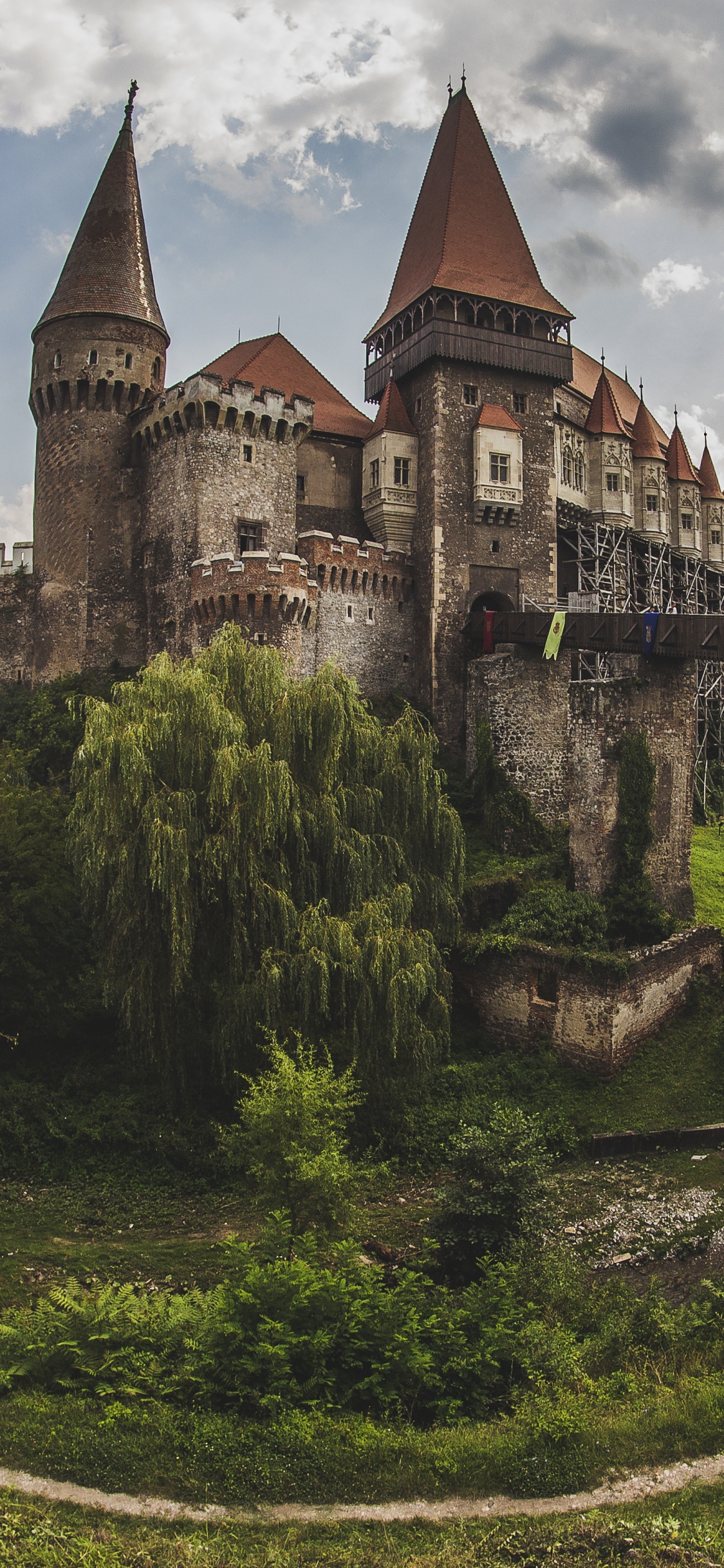Обои Корвин Замок, Замок Бран, замок, средневековая архитектура, достопримечательность в разрешении 1125x2436