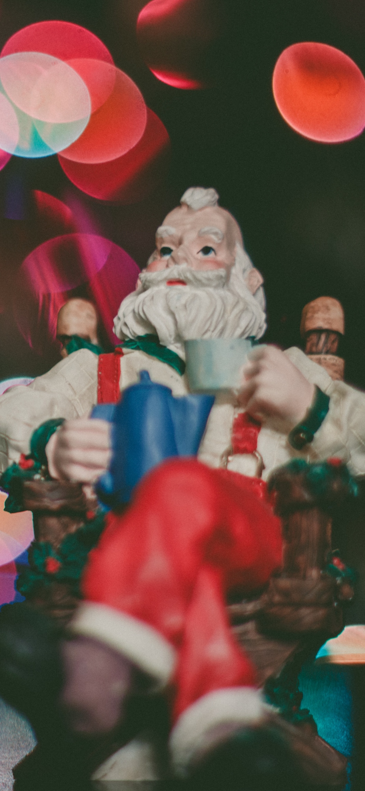Обои Рождественский день, Санта-Клаус, красный цвет, свет, освещение в разрешении 1242x2688