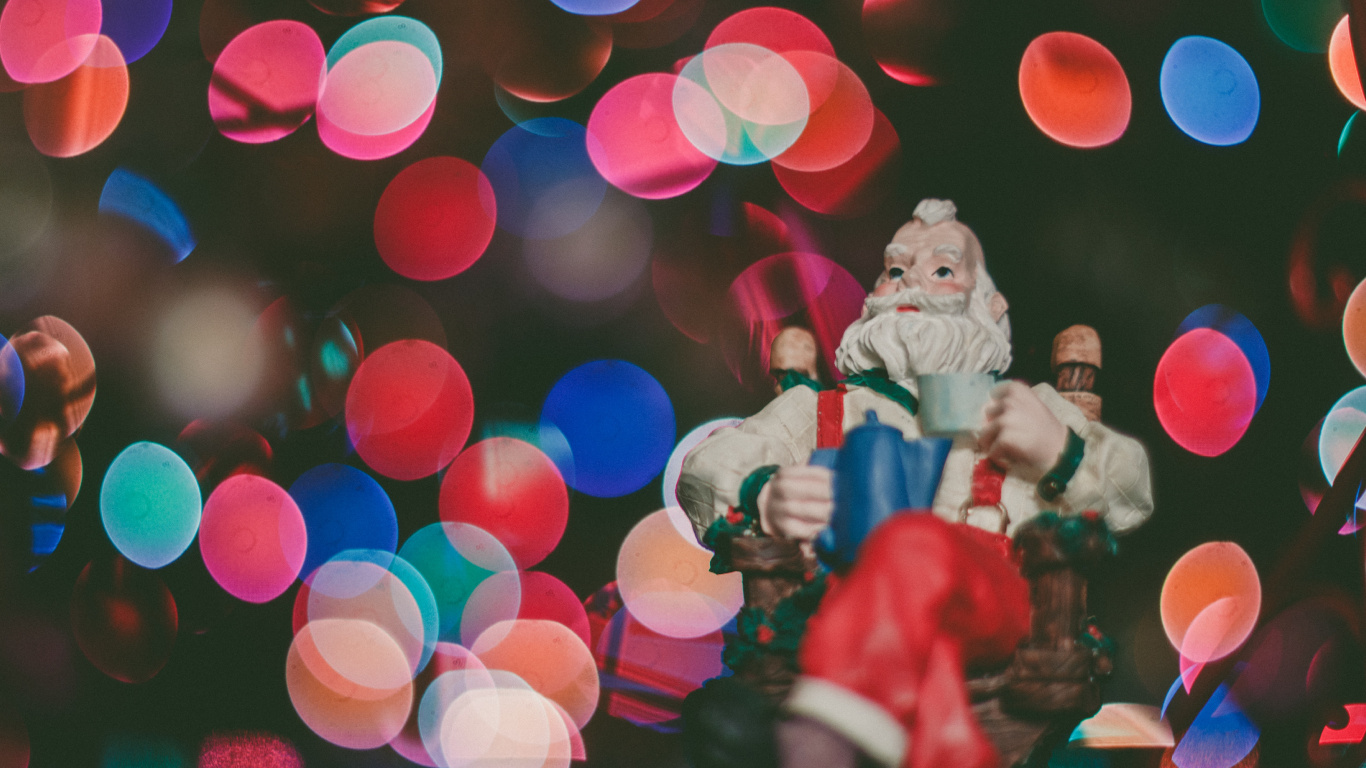 Обои Рождественский день, Санта-Клаус, красный цвет, свет, освещение в разрешении 1366x768
