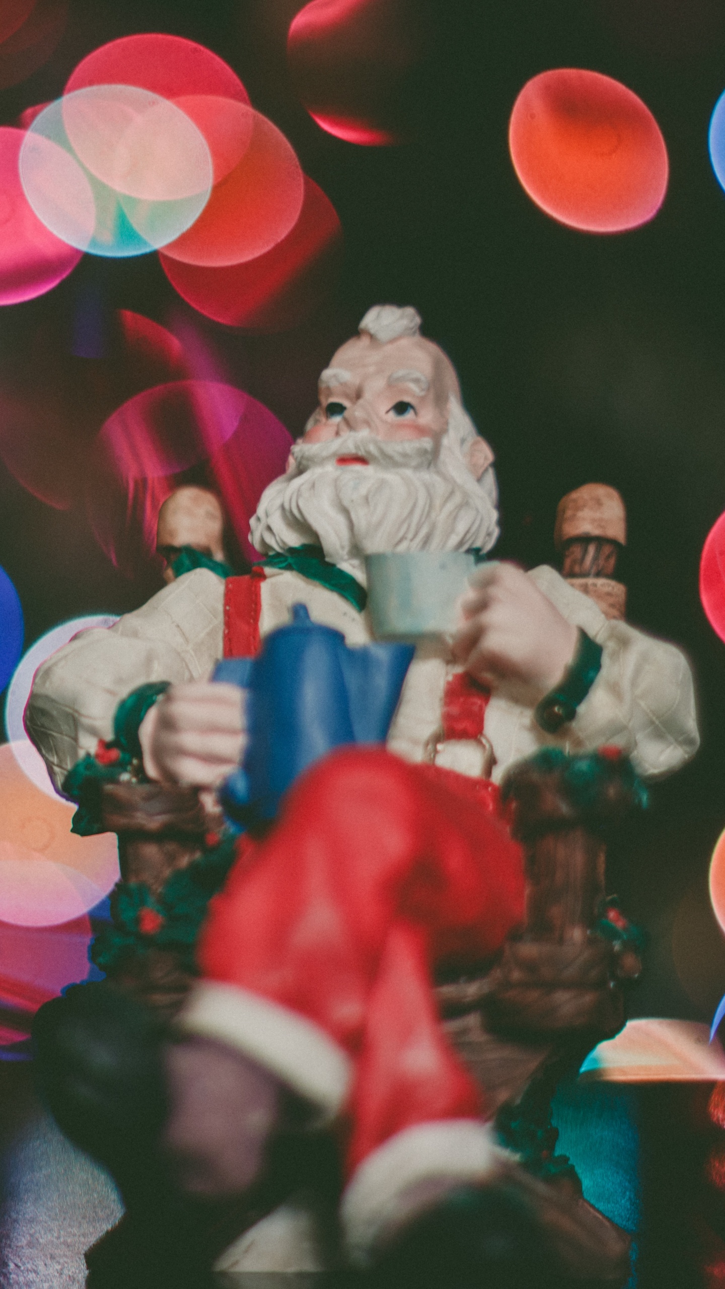 Обои Рождественский день, Санта-Клаус, красный цвет, свет, освещение в разрешении 1440x2560