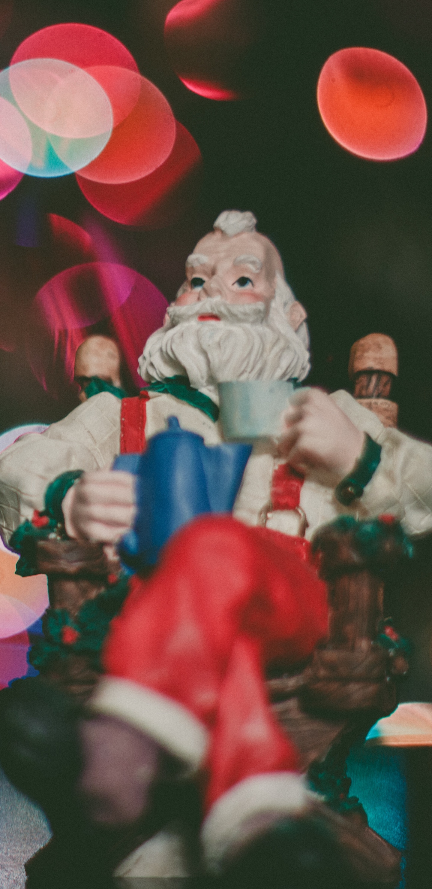 Обои Рождественский день, Санта-Клаус, красный цвет, свет, освещение в разрешении 1440x2960