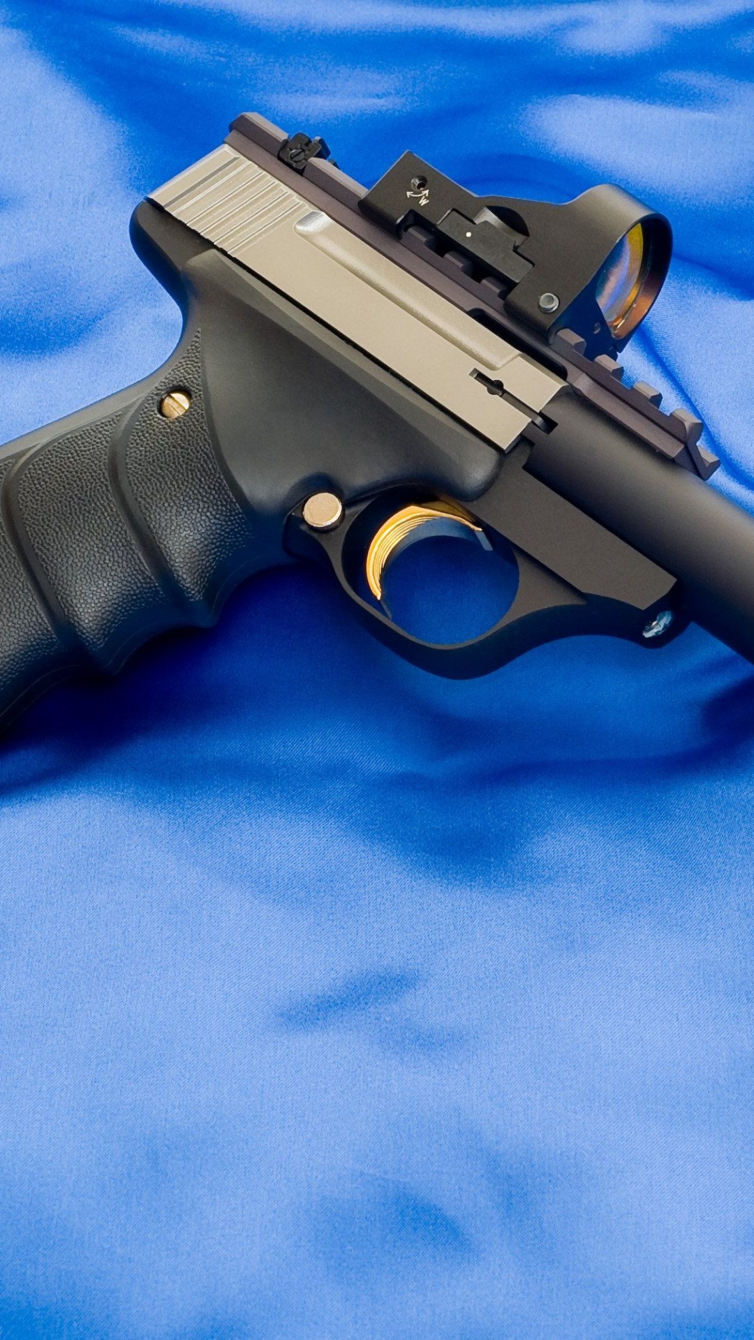 Обои взгляд, орудие, огнестрельное оружие, триггер, ствол в разрешении 1080x1920