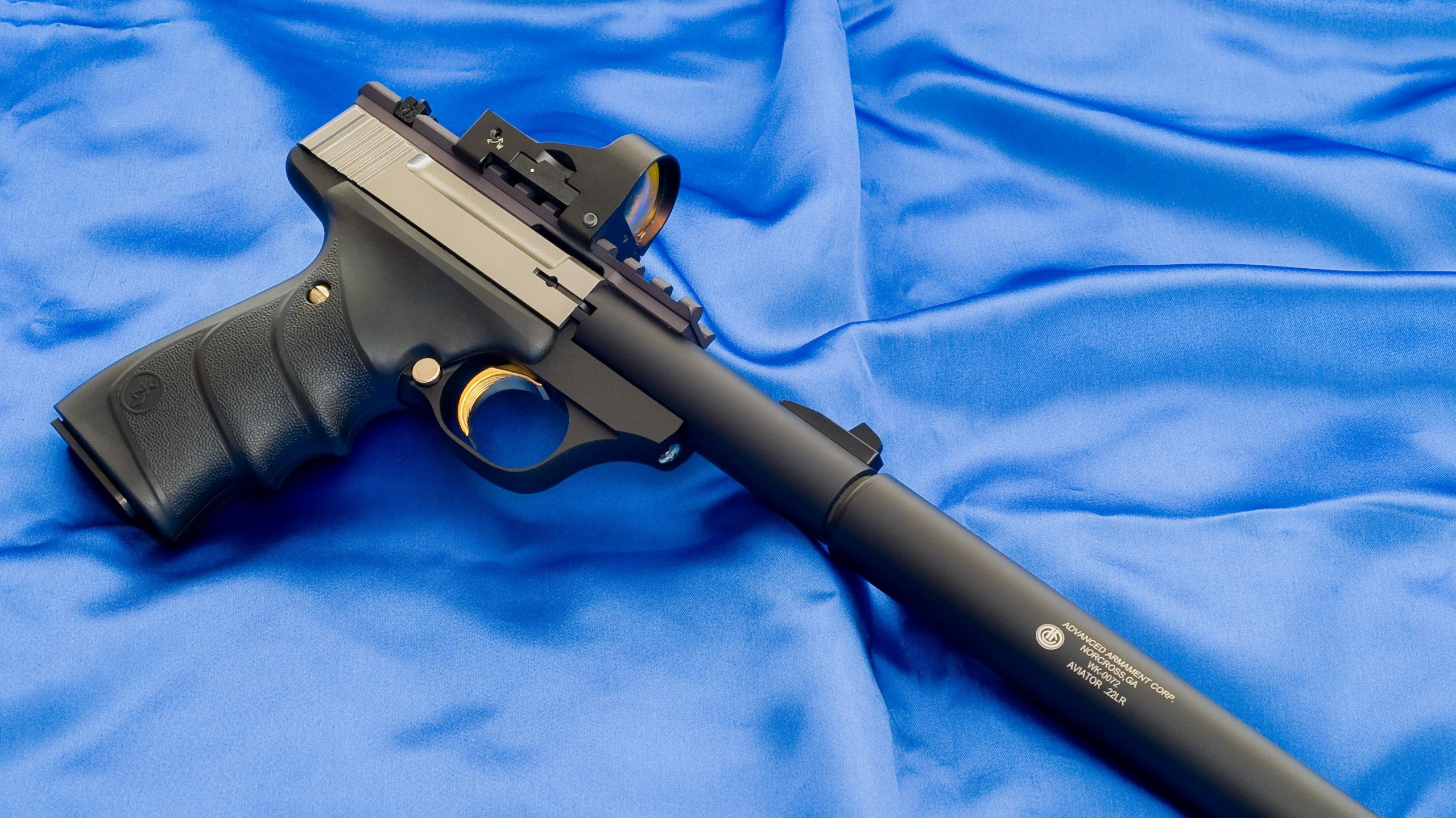 Обои взгляд, орудие, огнестрельное оружие, триггер, ствол в разрешении 2560x1440