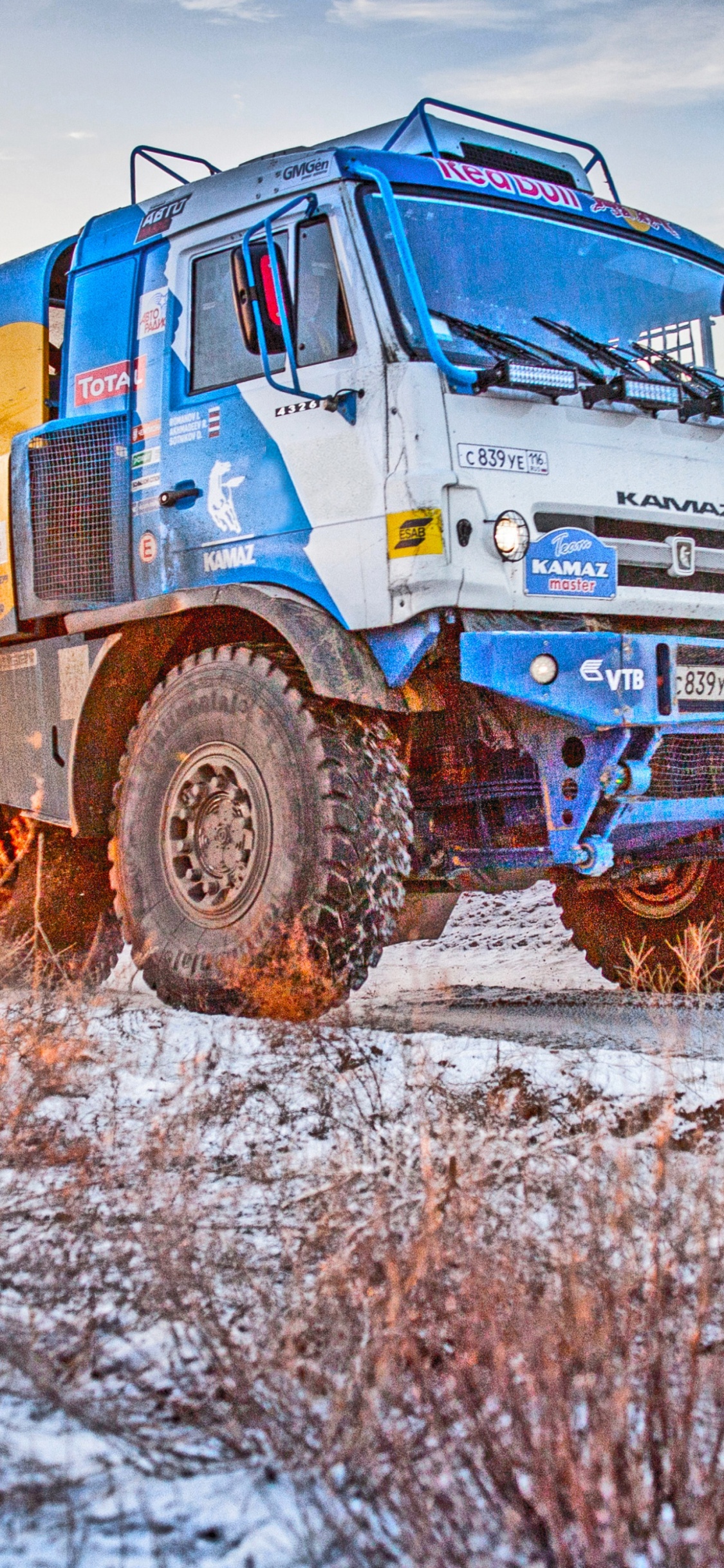 Обои КАМАЗ, грузовик, транспорт, снег, машины в разрешении 1125x2436