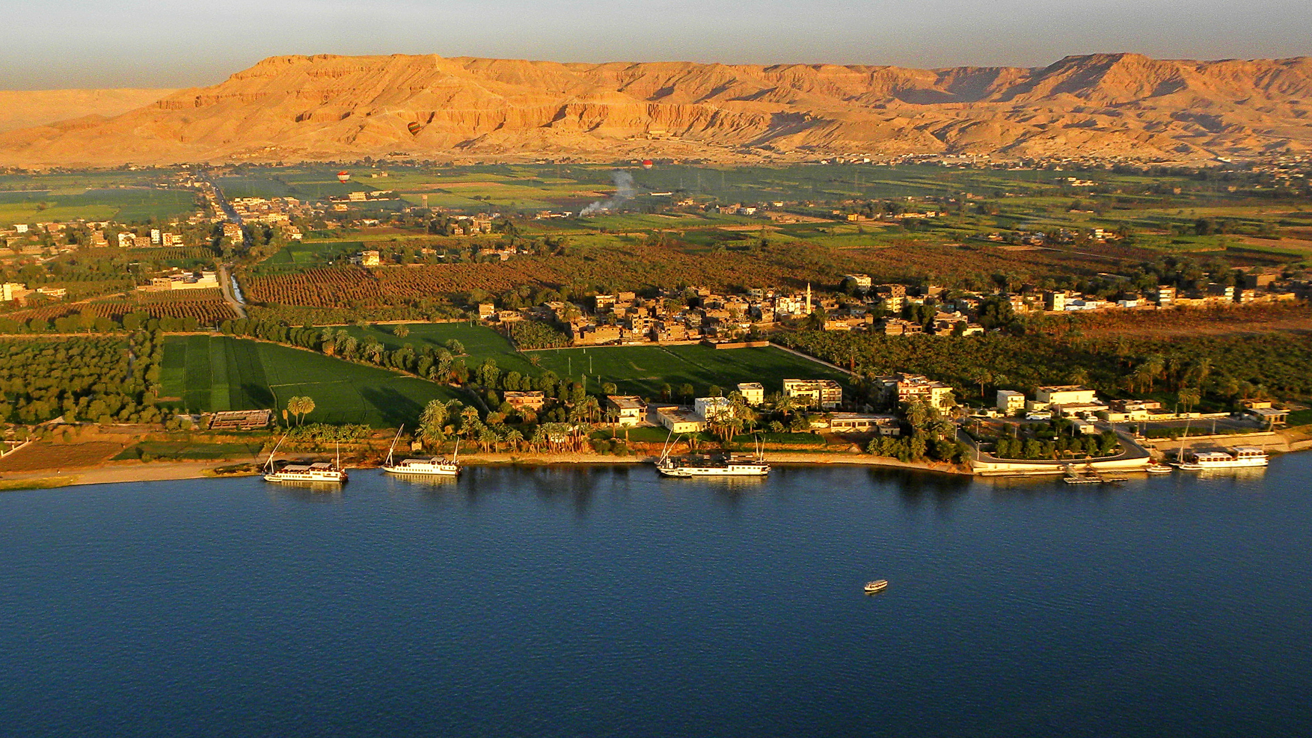 Обои отражение, вода, гидроресурсы, водохранилище, озеро в разрешении 2560x1440