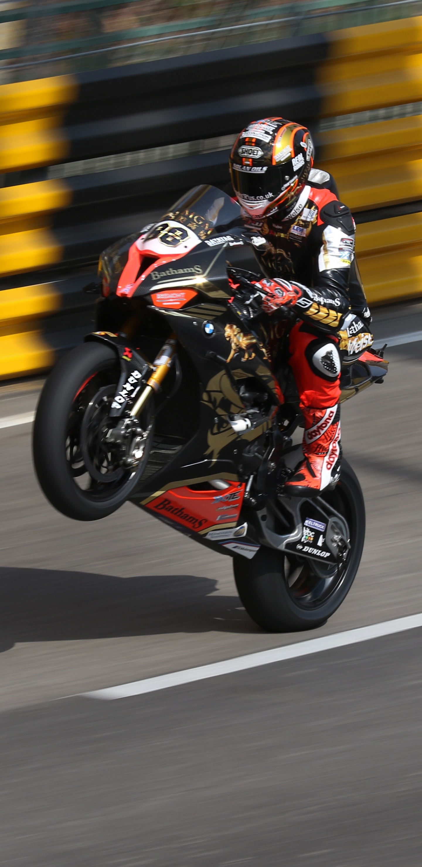 Обои автоспорт, ипподром, гонки на мотоциклах, гоночный, мотогонщик в разрешении 1440x2960