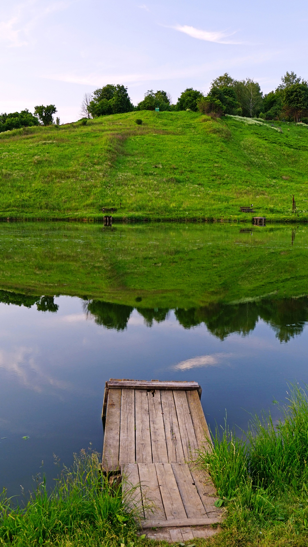 Обои природа, отражение, вода, сенокосное угодье, гидроресурсы в разрешении 1080x1920