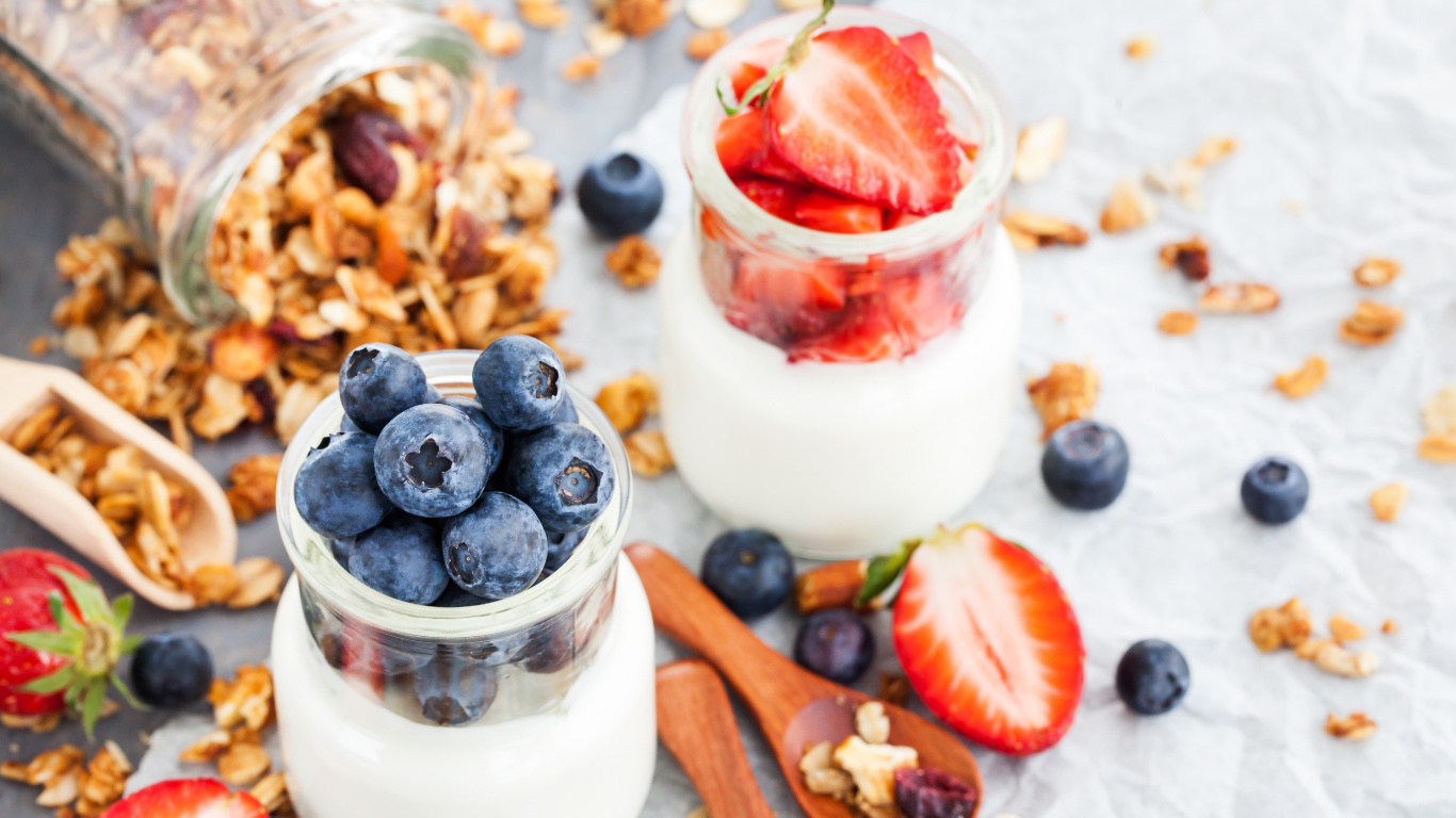 Обои завтрак, мюсли, Черника, ягоды, йогурт в разрешении 1366x768