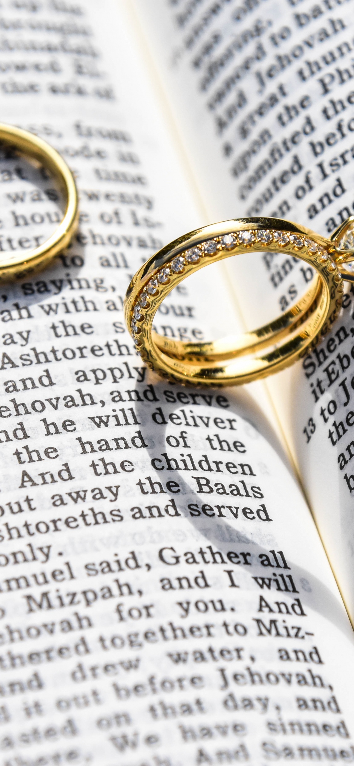 Обои обручальное кольцо, кольцо, свадьба, ювелирные изделия, модный аксессуар в разрешении 1125x2436