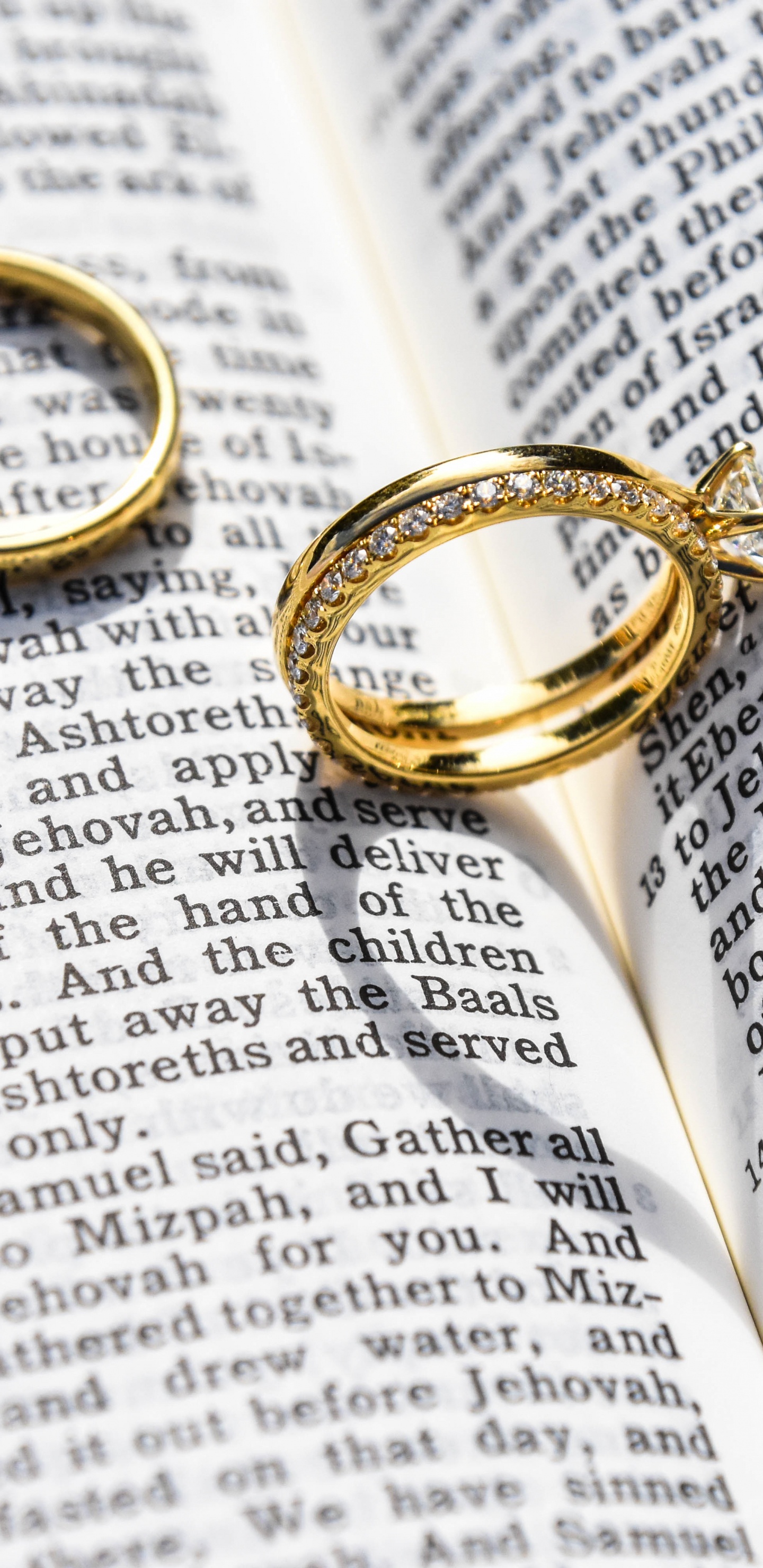 Обои обручальное кольцо, кольцо, свадьба, ювелирные изделия, модный аксессуар в разрешении 1440x2960