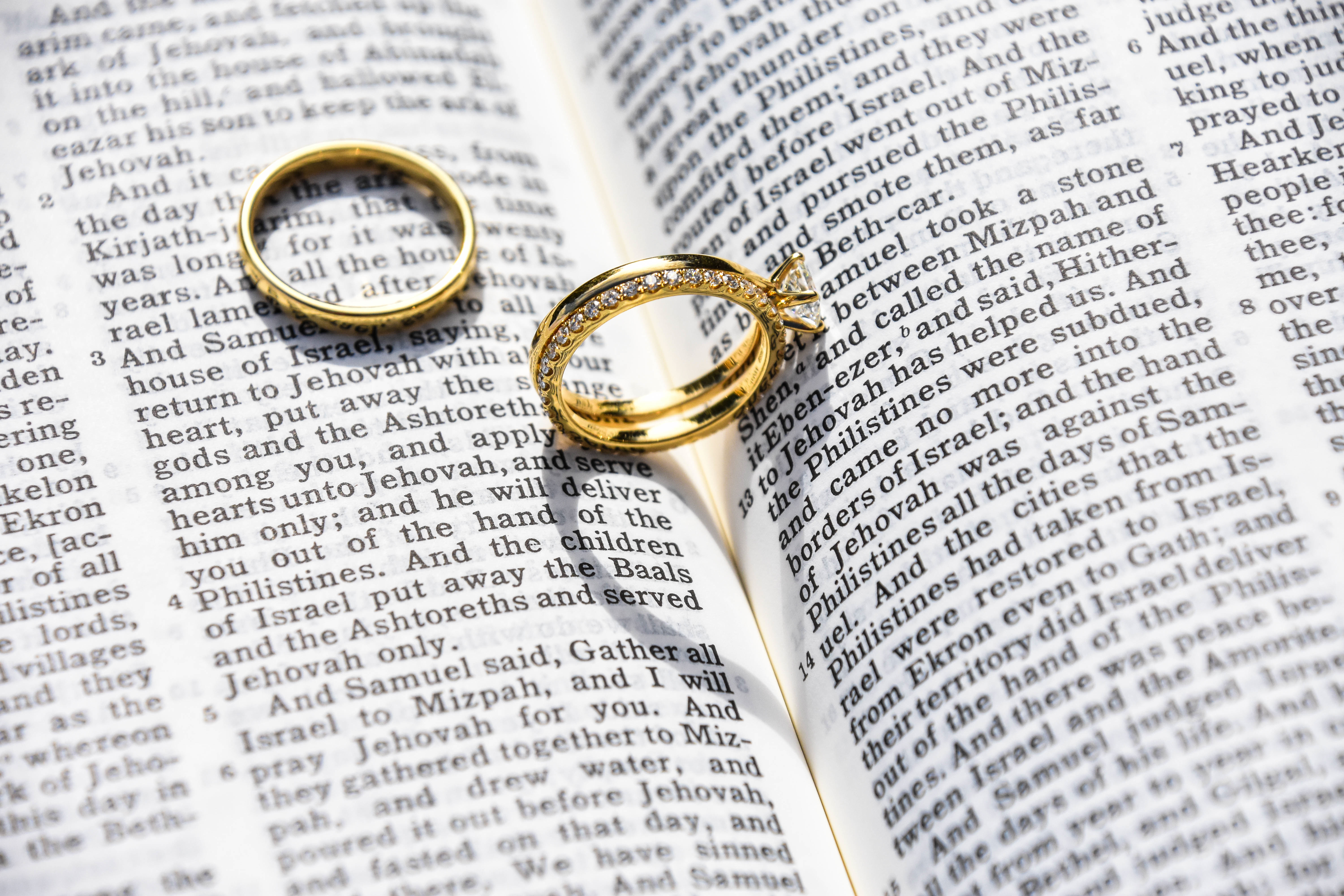 Обои обручальное кольцо, кольцо, свадьба, ювелирные изделия, модный аксессуар - картинка на рабочий стол и фото бесплатно