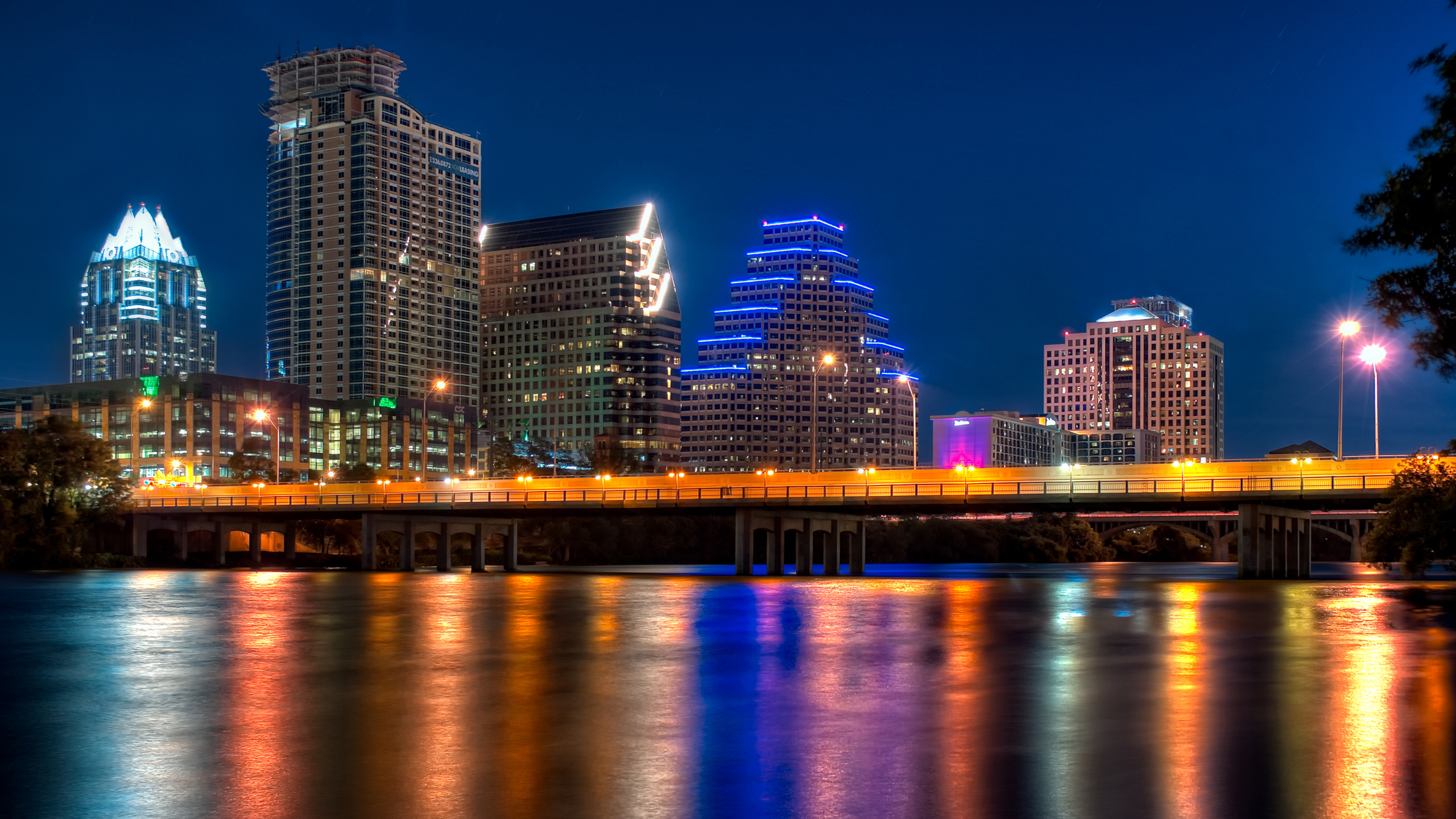 Обои городской пейзаж, город, ночь, линия горизонта, метрополия в разрешении 2560x1440