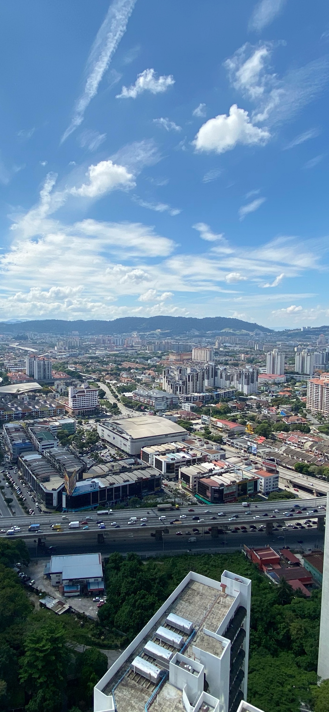 Обои дневное время, городской район, инфраструктура, город, пейзаж в разрешении 1125x2436