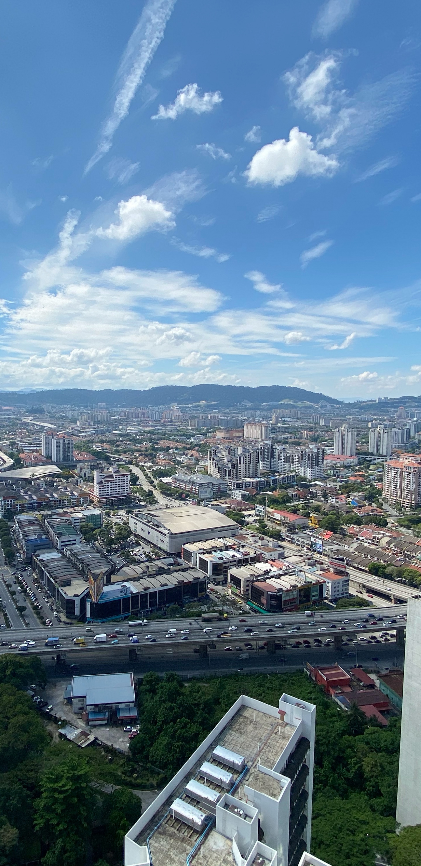 Обои дневное время, городской район, инфраструктура, город, пейзаж в разрешении 1440x2960