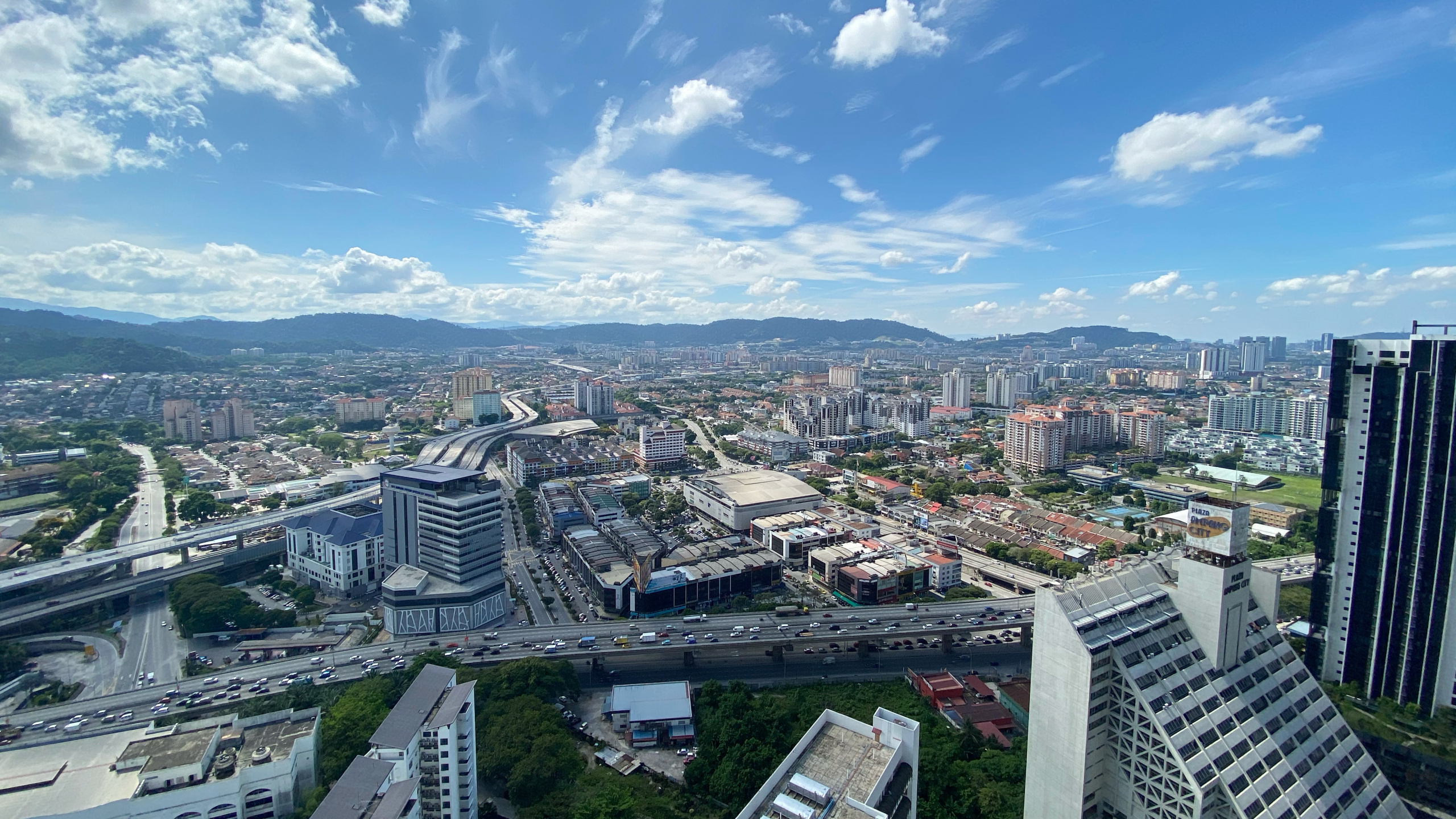 Обои дневное время, городской район, инфраструктура, город, пейзаж в разрешении 2560x1440