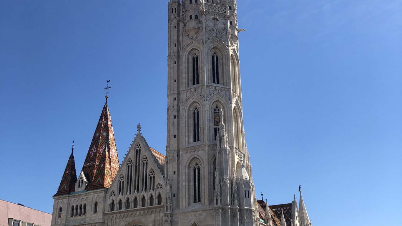 Обои Будапешт, Церковь Матьяша, архитектура, фасад, шпиль в разрешении 1366x768