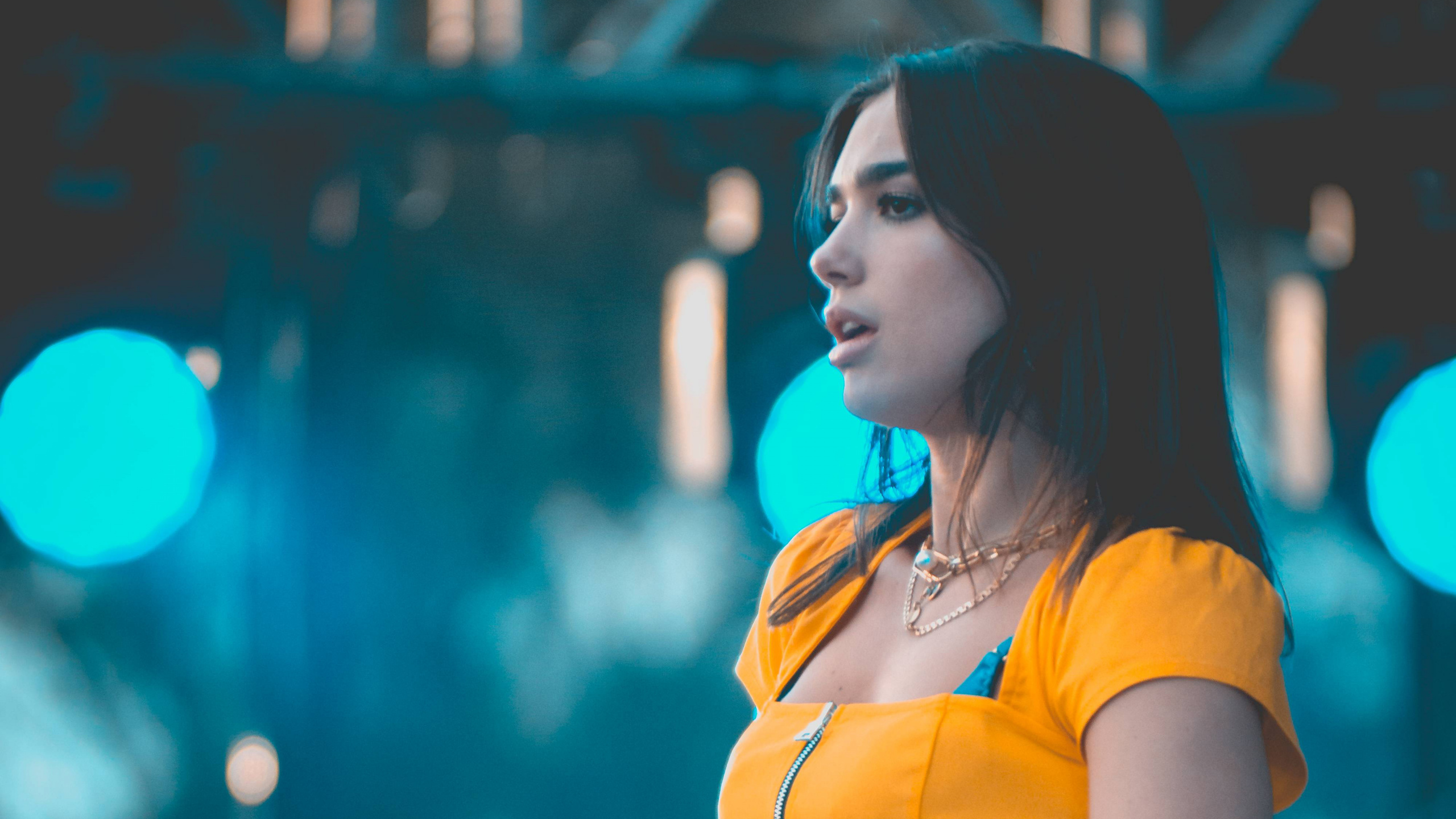 Обои Dua Lipa, синий, желтый, зеленый, красота в разрешении 2560x1440