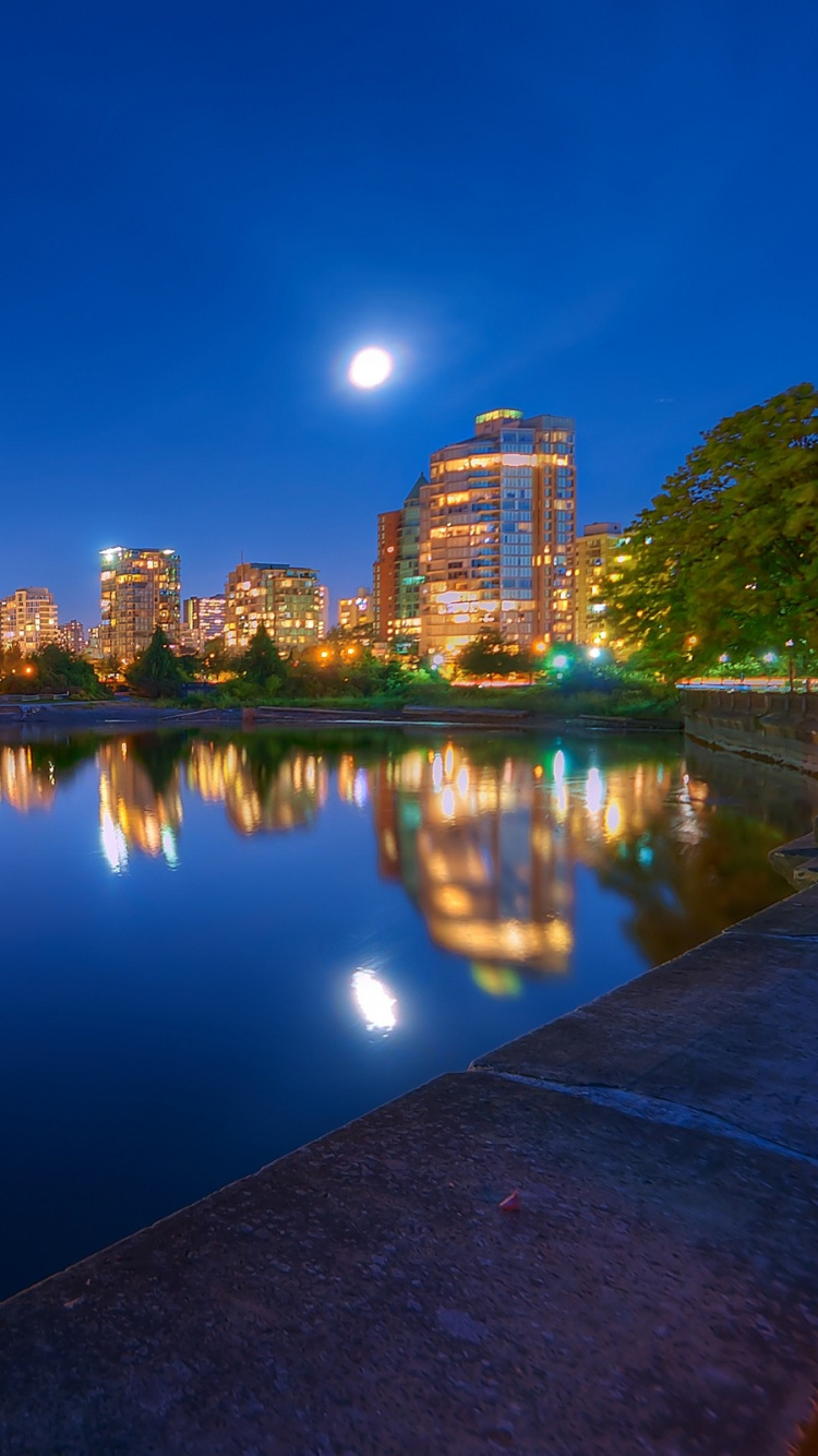 Обои ночь, отражение, городской пейзаж, город, вода в разрешении 750x1334